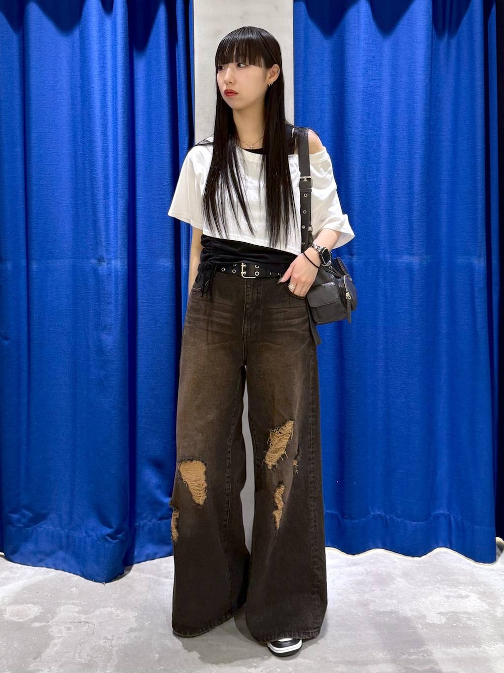 「ワントーン、モード、ストリート、高身長、PAGEBOY、カジュアル、モノトーン、Tシャツ、レイヤードスタイル、デニムパンツ、夏コーデ、ロングヘア」｜「PAGEBOYのクラシックデニムパンツ（デニムパンツ、ブラック系）」を使った、koyukiさん（レディース・165cm）の夏コーディネートの1枚目の写真