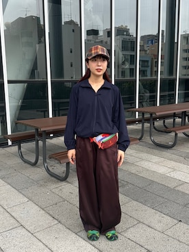 「アイテム（ボディバッグ/ウエストポーチ、レッド系）」を使った、mogiさん（レディース・159cm）の秋コーディネート