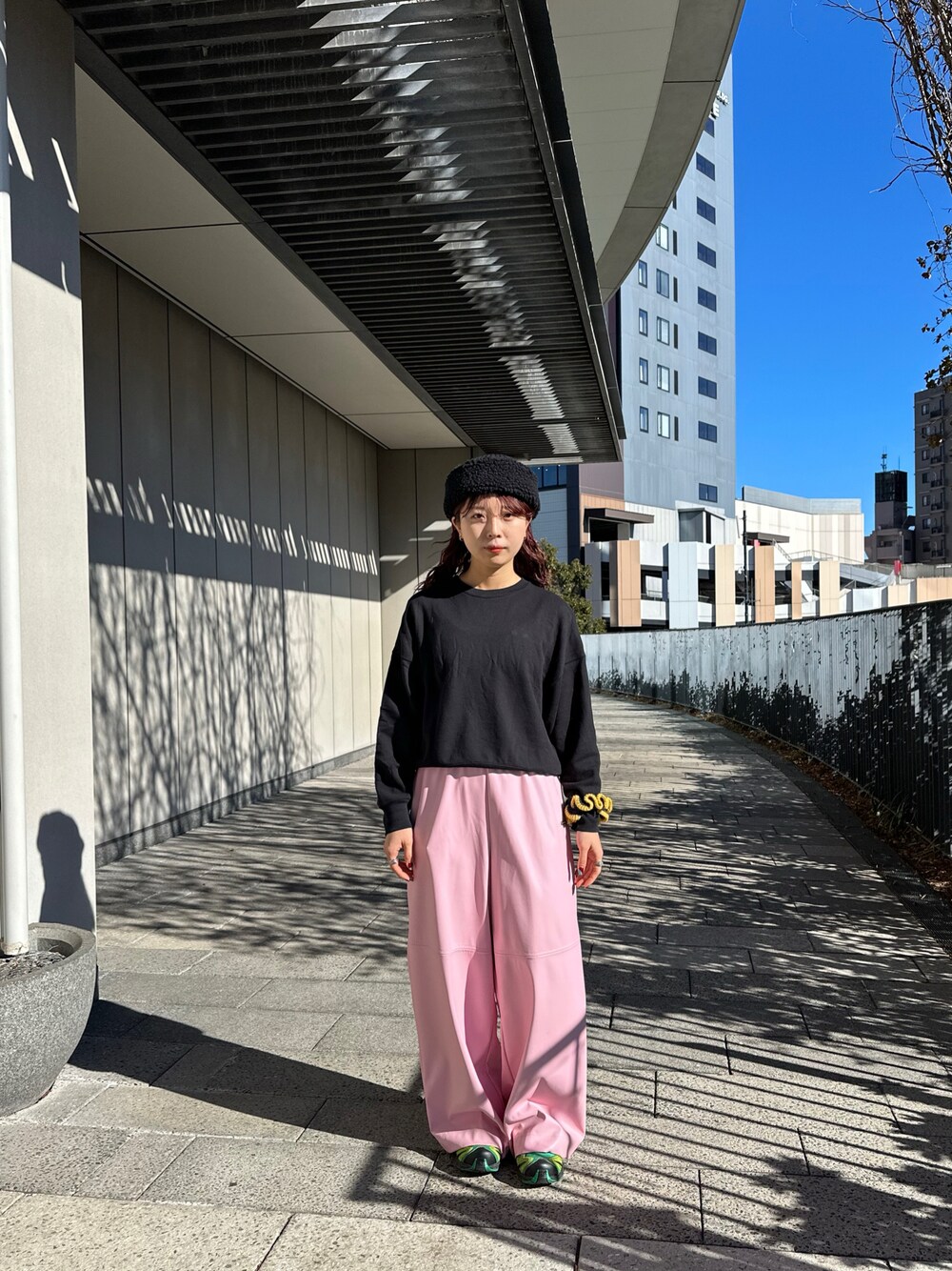 「ボア帽子、ユニクロ、ユニクロコーデ、カラーパンツ、カラーパンツコーデ、SALOMON、サロモン、スニーカーコーデ、スニーカースタイル、秋冬コーデ、カジュアルコーデ、カジュアルスタイル、シティガール、プランクプロジェクト、ラクチンコーデ」｜「OVERRIDEのOVERRIDE  KNIT BOA CHAO TOQUE SGP / オーバーライド（ハット、ブラック系）」を使った、mogiさん（レディース・159cm）の冬コーディネートの1枚目の写真