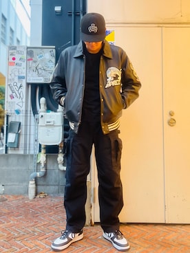 「オールブラック」｜「アイテム（スタジャン）」を使った、庄子　恵さん（メンズ・179cm）の冬コーディネート