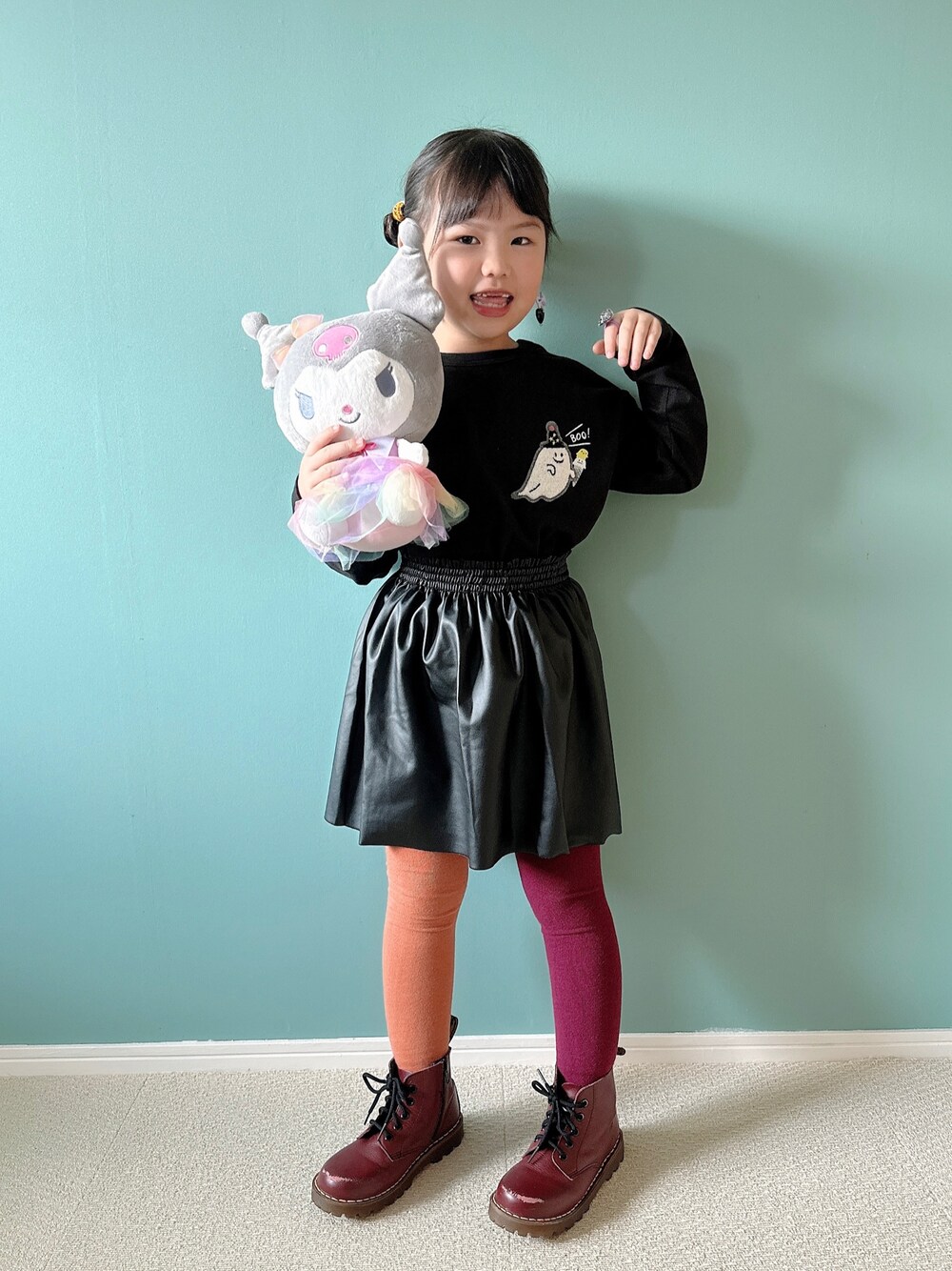 「秋服まるっと大公開、秋コーデ、お出かけコーデ、休日スタイル、秋服準備はじめました、キッズコーデ、キッズファッション、カジュアルコーデ、ロンT、プチプラ、ハロウィン、きまわしコーデ、おばけ、BREEZE、ドクターマーチン」｜「BREEZEの【リンクコーデ可能】ハッピーハロウィンTシャツ（Tシャツ/カットソー、ブラック系）」を使った、Hanさん（キッズ・120cm）の秋コーディネートの1枚目の写真