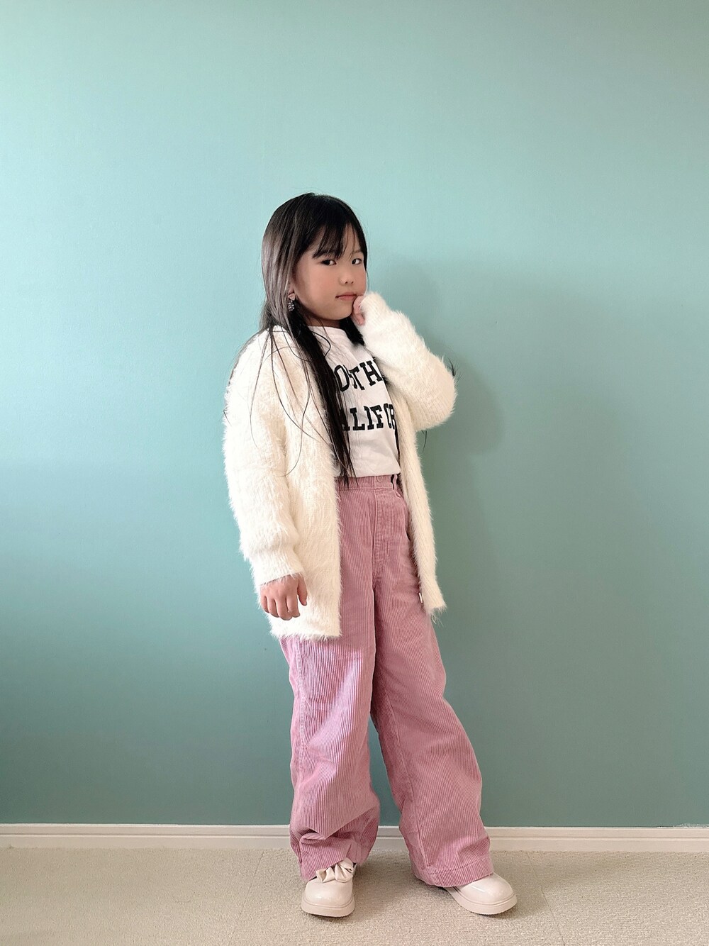 「ファッションを楽しもう、ゆるコーデ、秋冬コーデ、こどもふく、カーディガン、UNIQLO、おんなのこコーデ、キッズコーデ、おしゃれさんと繋がりたい、coca、ルーズシルエット、ピンク」｜「coca（coca）のアイテム（Tシャツ/カットソー、ホワイト系）」を使った、Hanさん（キッズ・120cm）の秋コーディネートの1枚目の写真