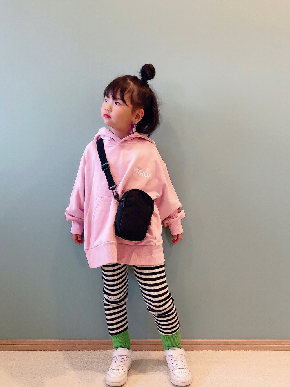 「秋コーデ、スニーカー、ビッグシルエット、おんなのこ、ストリート、お出かけコーデ、ピンク、パーカー、ボーダー、NIKE、スウェットコーデ、おしゃれさんと繋がりたい、ローリーズファーム(LOWRYS FARM)、インスタやってます」｜「LOWRYS FARMのＶＩＳＩＯＮダイナソーパーカー　165257（パーカー、ピンク系）」を使った、Hanさん（キッズ・110cm）の秋コーディネートの1枚目の写真