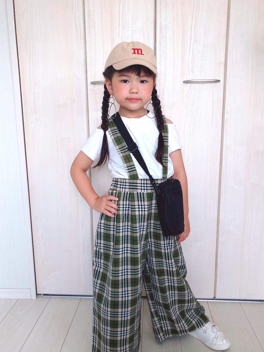 「休日コーデ、子供服、キッズ、韓国子供服、サロペット、チェック柄、キッズファッション、シンプル、5歳女の子、スニーカーコーデ、アンティカ(antiqua)、キャップ、キャップ女子、GU、チェック」｜「antiquaのチェックサロペット（サロペット/オーバーオール、グリーン系）」を使った、Hanさん（キッズ・110cm）の夏コーディネートの1枚目の写真