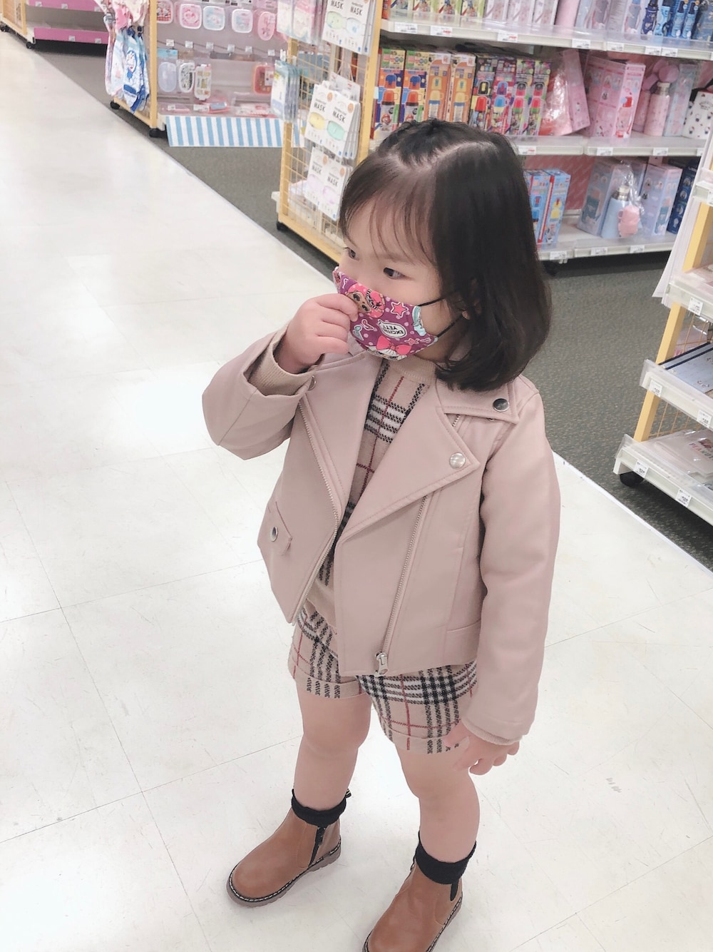 「だから秋服が好き、休日コーデ、プチプラ、チェック、カジュアルコーデ、おんなのこ、ライダースジャケット、秋服準備はじめました、バーバリーチェック、ジャケットスタイル」｜「petit mainのアイテム（ライダースジャケット、ピンク系）」を使った、Hanさん（キッズ・100cm）の秋コーディネートの1枚目の写真