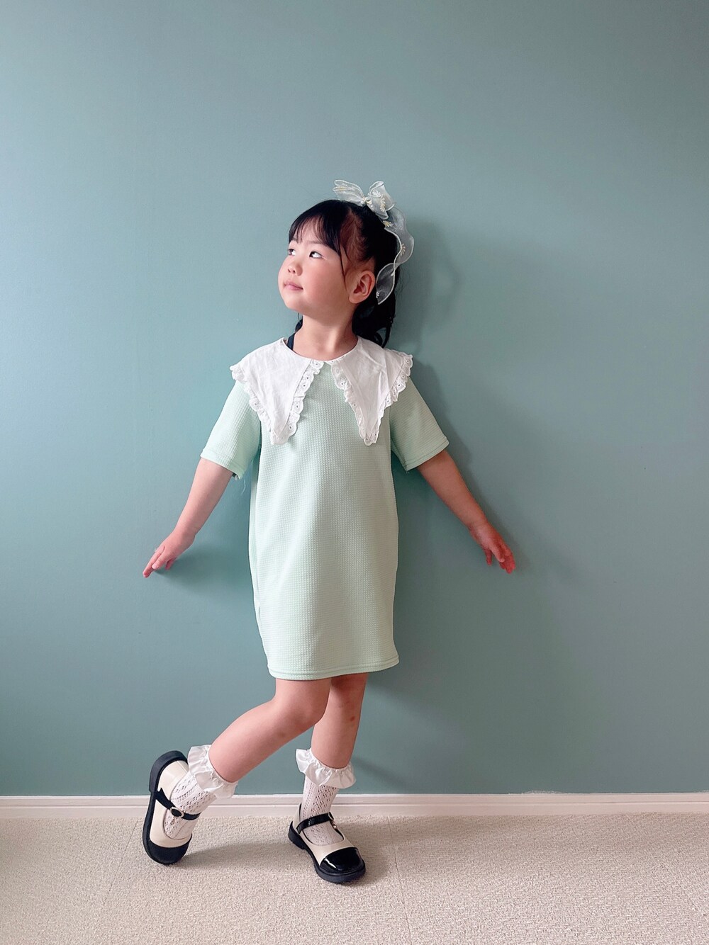 「パステル映える春、グリーン、ミントカラー、女の子コーデ、春夏コーデ、ラクチンコーデ、お洒落さんとつながりたい、ワンピース、韓国子供服、春服コーデ、おでかけコーデ、パステルカラー、インスタフォローしてね！、@ami_lokahi」｜「Handmadeのアイテム（ヘアゴム、グリーン系）」を使った、Hanさん（キッズ・110cm）の春コーディネートの1枚目の写真