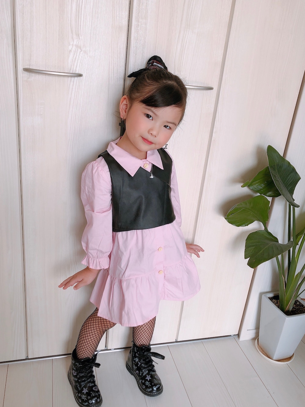 「休日コーデ、だから秋服が好き、秋コーデ、ワンピース、女の子、キッズコーデ、5歳女の子、ベスト×ワンピース、ピンク×ブラック、パステル映える春、ピンク、もちもちさくらもち2022、パステルカラー」｜「海外こども服のアイテム（シャツワンピース、ピンク系）」を使った、Hanさん（キッズ・100cm）の秋コーディネートの1枚目の写真