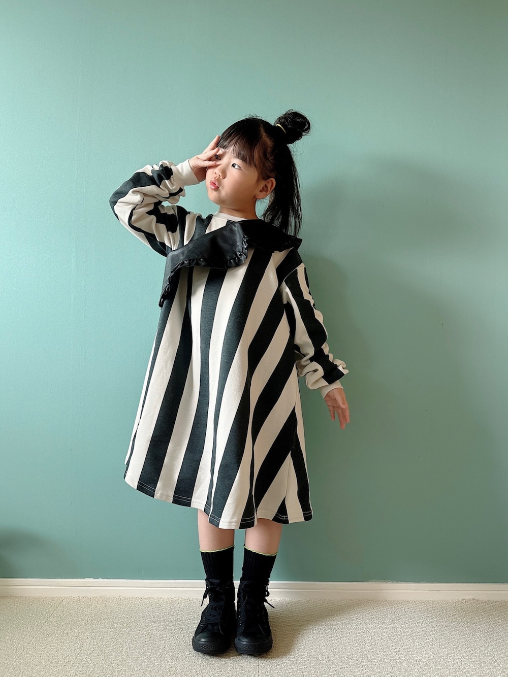 「秋服まるっと大公開、秋コーデ、お出かけコーデ、休日スタイル、秋服準備はじめました、シンプルコーデ、キッズコーデ、キッズファッション、つけ襟、ワンピース、モノトーン、ストライプ、ゆるコーデ、オーバーサイズ」｜「韓国🇰🇷のアイテム（付け襟、ブラック系）」を使った、Hanさん（キッズ・120cm）の秋コーディネートの1枚目の写真