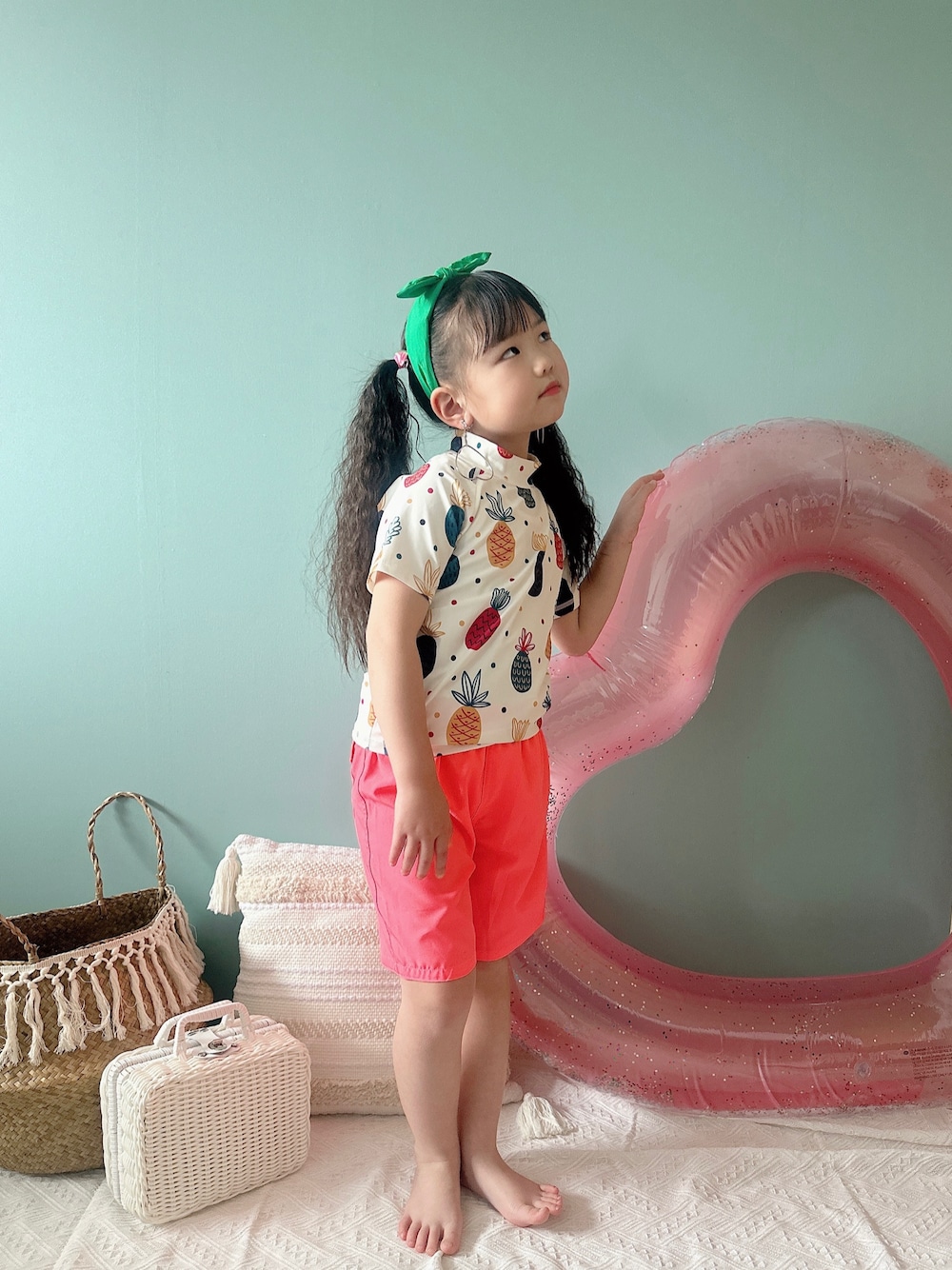「水着、ラッシュガード、夏コーデ、水着コーデ、休日スタイル、ハーフパンツ、ハーフパンツ水着、女の子コーデ、むすめ服、むすめコーデ、スイムウェア、インスタフォローしてね！、@ami_lokahi」｜「センリのアイテム（ラッシュガード、ホワイト系）」を使った、Hanさん（キッズ・120cm）の春コーディネートの1枚目の写真