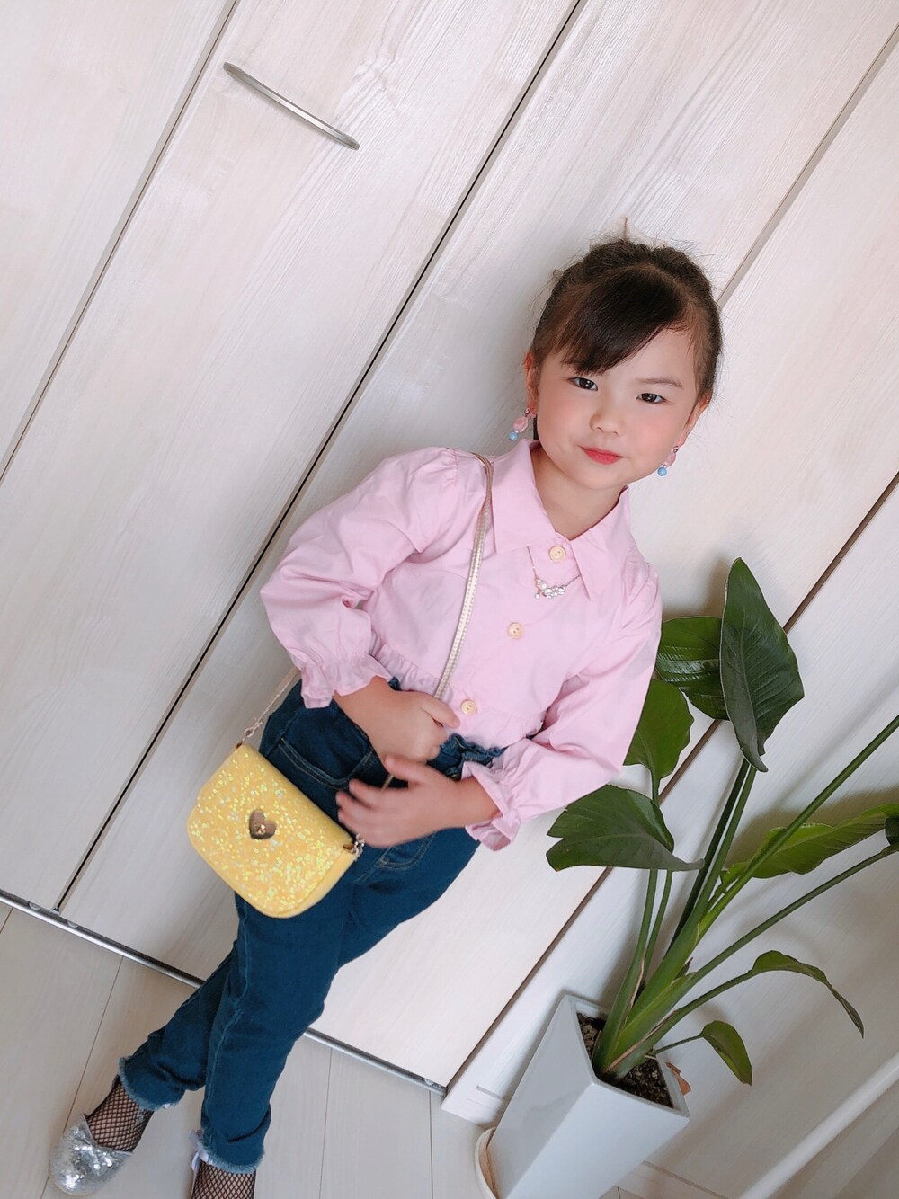 「だから秋服が好き、プチプラ、休日コーデ、ワンピース、秋コーデ、女の子、キッズコーデ、カジュアル、5歳女の子」｜「海外こども服のアイテム（デニムパンツ、ブルー系）」を使った、Hanさん（キッズ・100cm）の秋コーディネートの1枚目の写真