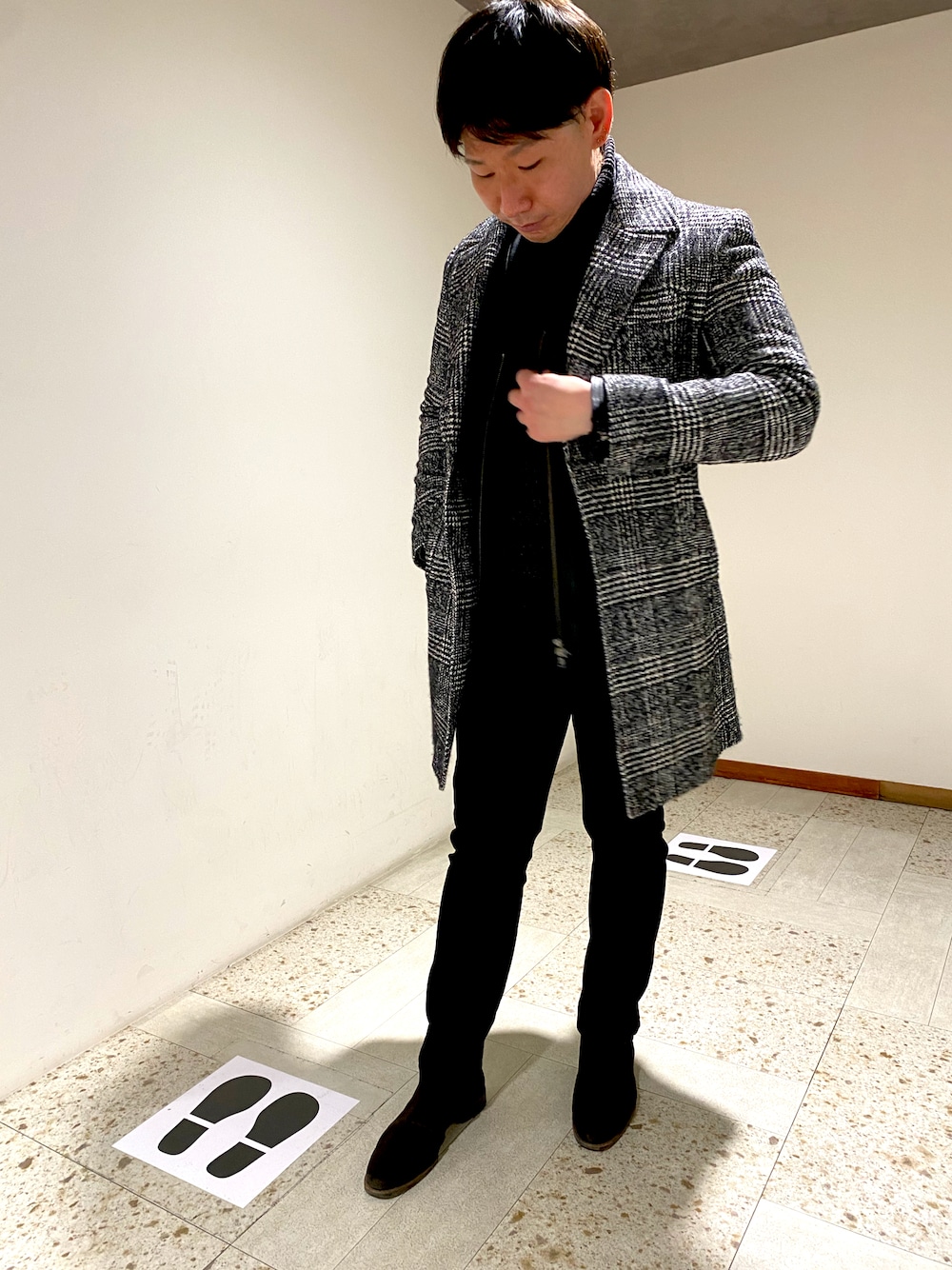 「秋冬コーデ、オトナカジュアル、きれいめカジュアル、モノトーン、チェスターコート、チェックコート、レザージャケット、タートルネック、おとなコーデ、オトナおしゃれ、コート、冬コーデ、チェック、黒タートルネック」｜「BISENTINOのアイテム（チェスターコート、その他）」を使った、ふわポメさん（メンズ・170cm）の冬コーディネートの1枚目の写真