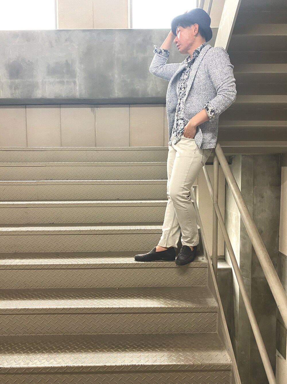 その他のローファー、ホワイト系のその他パンツ、その他のシャツ/ブラウスを着用したメンズの春コーディネートの1枚目の写真