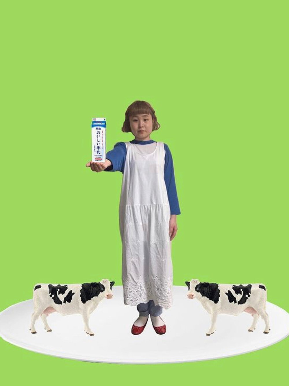 ホワイト系のワンピース、ブルー系のTシャツ/カットソー、ブルー系のその他パンツを着用したレディースの秋コーディネートの1枚目の写真