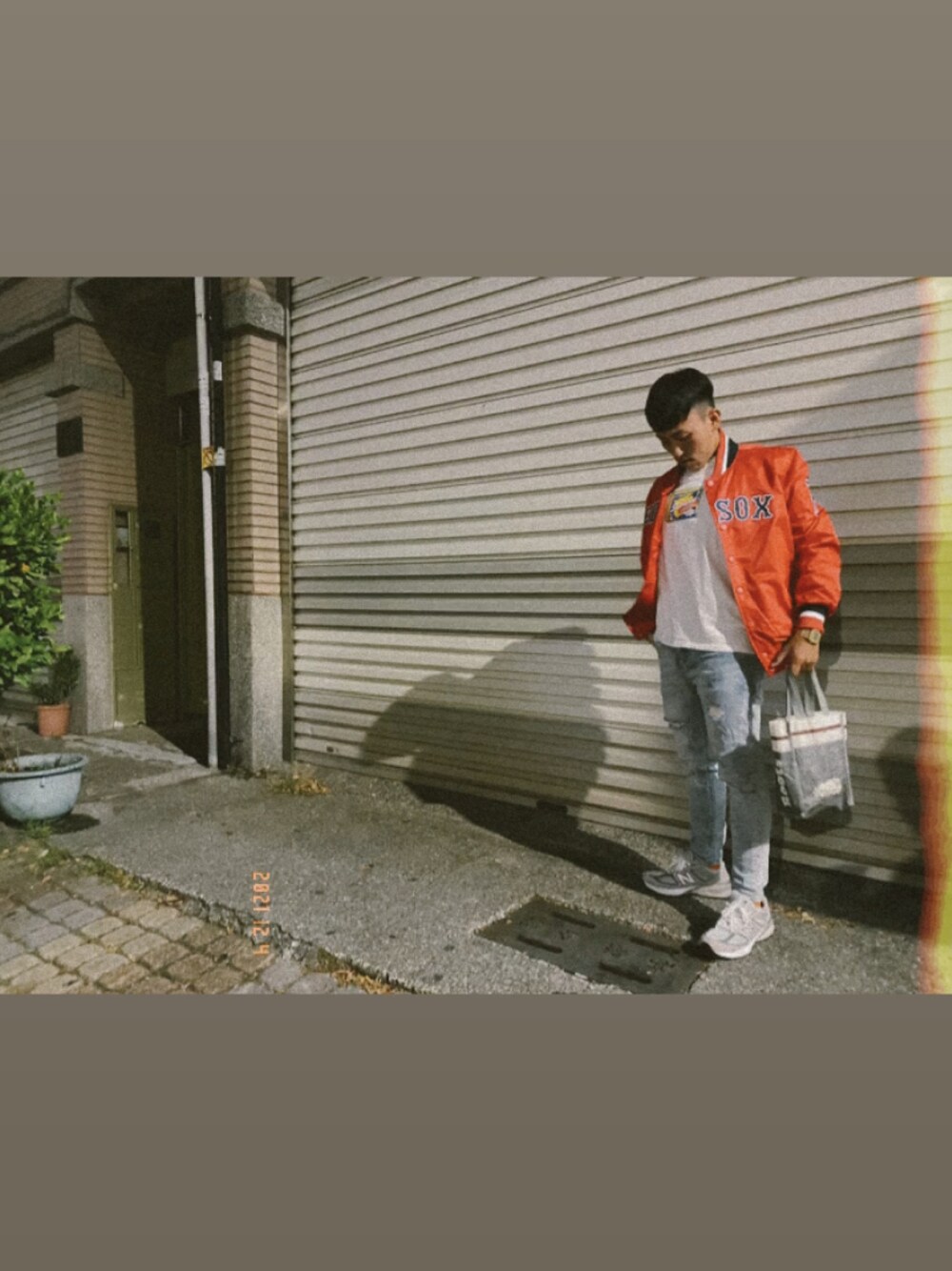 「ootd、休閒、牛仔褲、球鞋、街頭穿搭」｜「MAJESTICのアイテム（スタジャン、レッド系）」を使った、GWさん（メンズ・165cm）の冬コーディネートの1枚目の写真