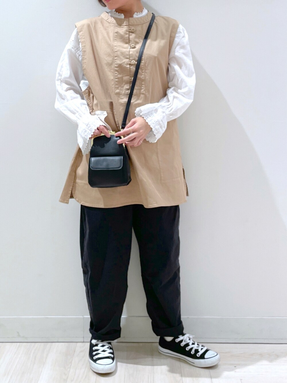 「秋服、秋のコーデ、おしゃれさんと繋がりたい、秋、カジュアル、ベージュ、いいね、save、フォローお願いします🤑、ビッグシルエット、ワークベスト、ブラウス×パンツ」｜「studio CLIPのさらさら快適バルーンパンツ（その他パンツ、ブラック系）」を使った、mihoo5110さん（レディース・155cm）の秋コーディネートの1枚目の写真