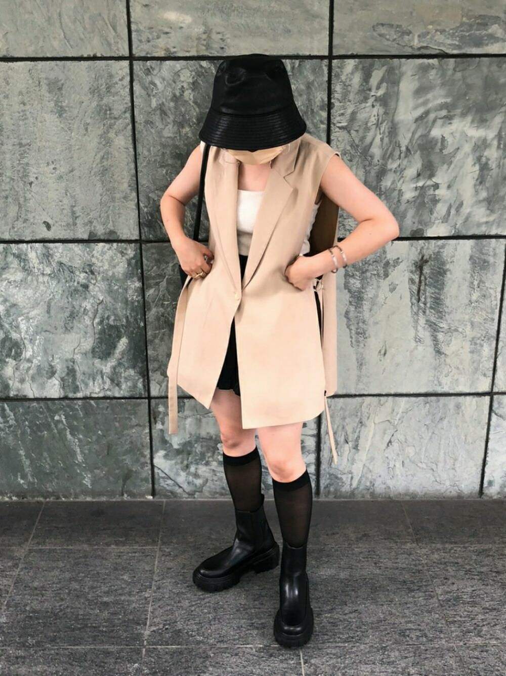 「LOWRYS FARM、ZARA、moussy、ベージュ、フェイクレザー、レザーハット、ジレ、ジレスタイル、ジレコーデ、ベスト、サイドゴアブーツ、低身長、低身長コーデ、おしゃれさんと繋がりたい」｜「LOWRYS FARMのバケットハット　891375（ハット、ブラック系）」を使った、cocotty17さん（レディース・146cm）の秋コーディネートの1枚目の写真
