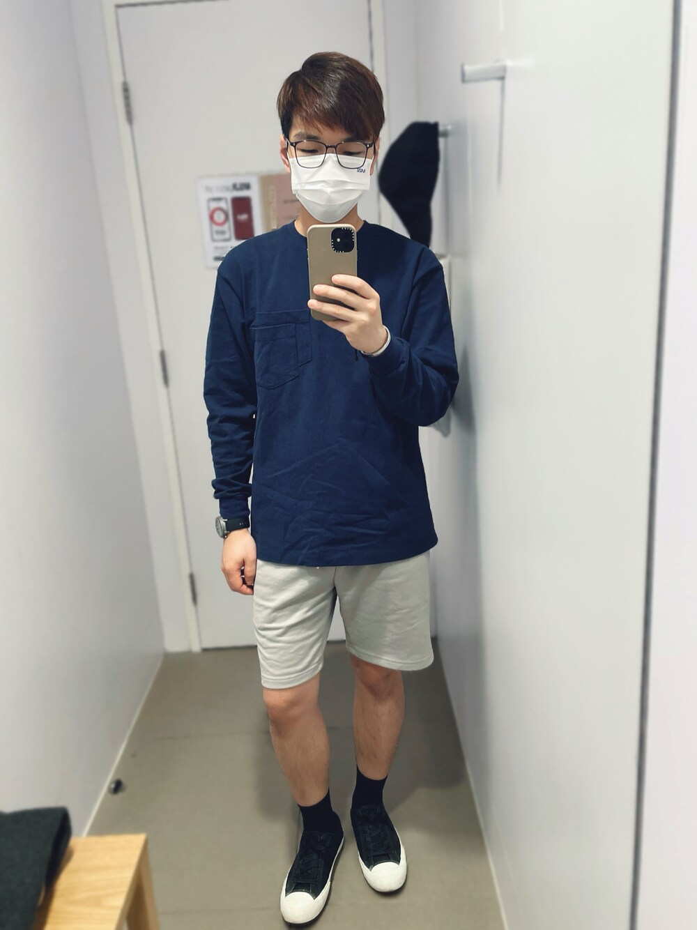 「秋服、秋のコーデ、秋、GU、SEIKO、LACOSTE、WEARハロウィン2022」｜「GUのアイテム（カーゴパンツ、グレー系）」を使った、S.W.さん（メンズ・172cm）の秋コーディネートの1枚目の写真