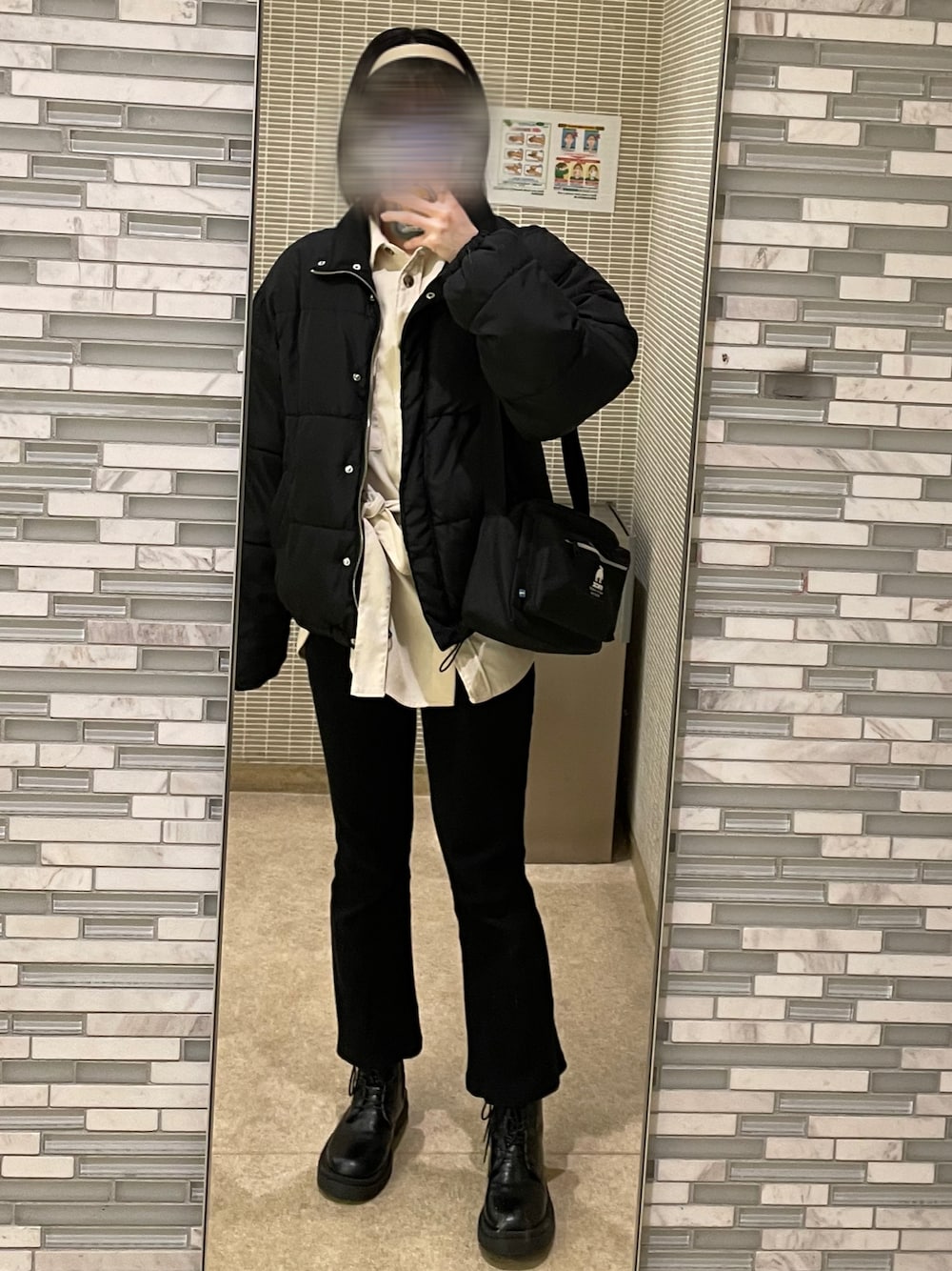 「mozのアイテム（ショルダーバッグ、ブラック系）」を使った、Rさん（レディース・161cm）の冬コーディネートの1枚目の写真