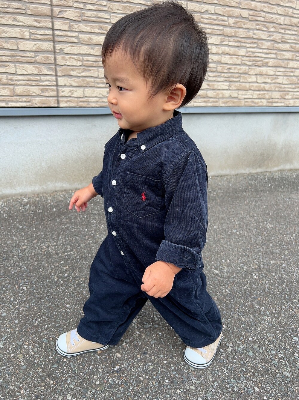 「キッズコーデ、プチプラ、コーデュロイ、秋コーデ、秋のコーデ、今日のコーデ、休日スタイル、男の子、1歳、ネイビー、ストリート、コンバース、おしゃれさんと繋がりたい、お洒落さんとつながりたい、パンツスタイル」｜「POLO RALPH LAURENのアイテム（つなぎ/オールインワン、ブルー系）」を使った、Haru☺︎さん（キッズ・70cm）の秋コーディネートの1枚目の写真