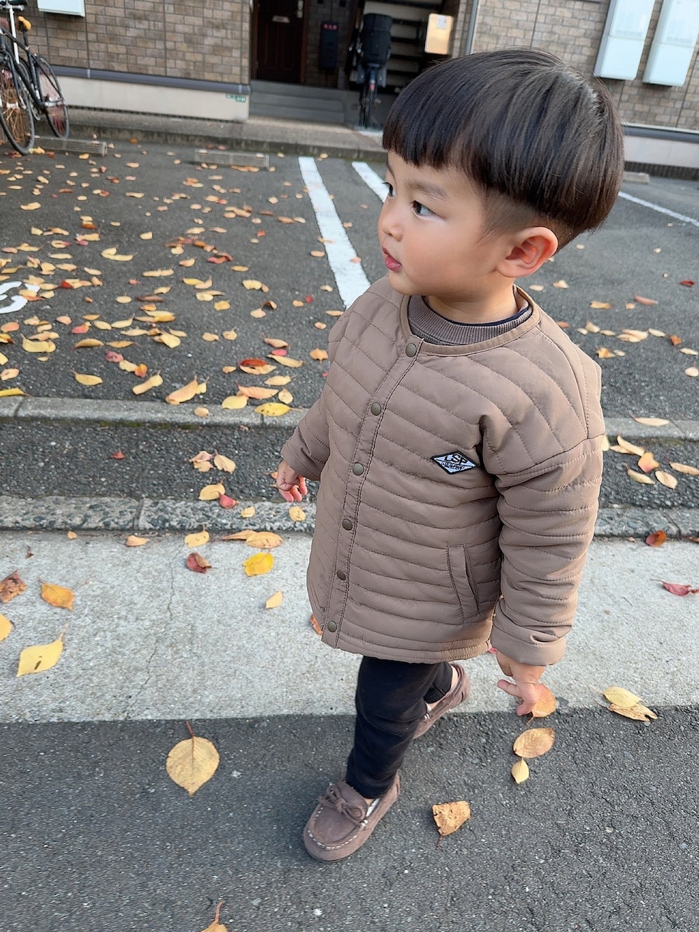 「ファッションを楽しもう、お出かけコーデ、キッズコーデ、休日スタイル、シンプルコーデ、おでかけコーデ、男の子ファッション、冬コーデ、秋コーデ、秋のコーデ、おしゃれさんと繋がりたい、お洒落さんとつながりたい、休日コーデ、ブラック、ジャケット」｜「MARKEY'Sのアイテム（ジャケット/アウター、ブラウン系）」を使った、Haru☺︎さん（キッズ・80cm）の秋コーディネートの1枚目の写真