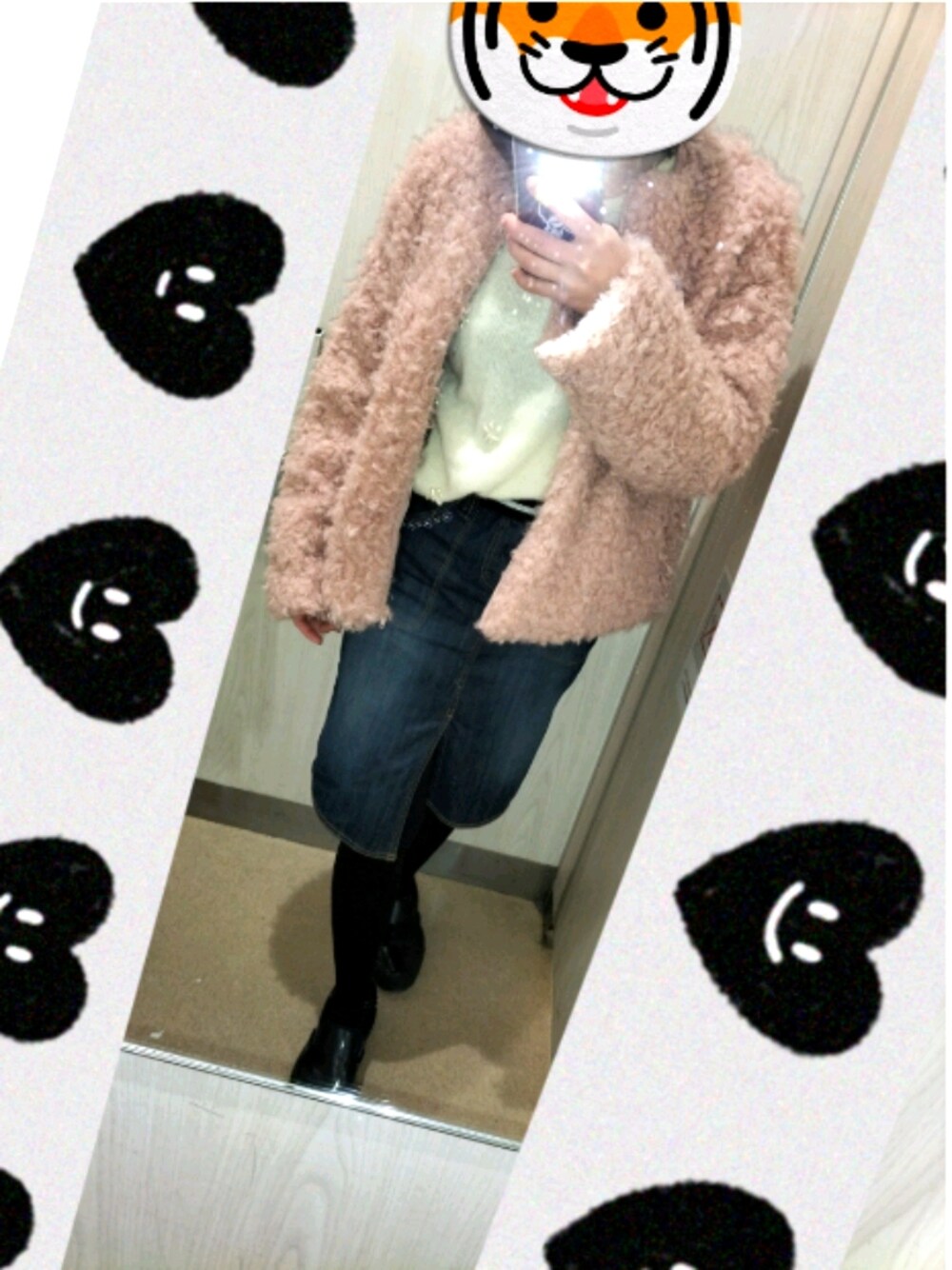 「冬、ニット、earth music&ecology、デニムスカート、タイツコーデ、モコモコアウター、ピンクアウター、冬コーデ」｜「VANSのアイテム（スリッポン、ブラック系）」を使った、ききさん（レディース・160cm）の冬コーディネートの1枚目の写真