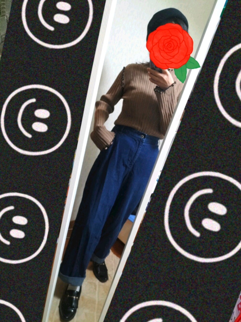 「秋冬コーデ、今日のコーデ、デニム、ベレー帽、ニット、GU、Honeys、デニムパンツ、カジュアルコーデ」｜「Honeysのデニムワイドロング丈（デニムパンツ、ブルー系）」を使った、ききさん（レディース・160cm）の秋コーディネートの1枚目の写真