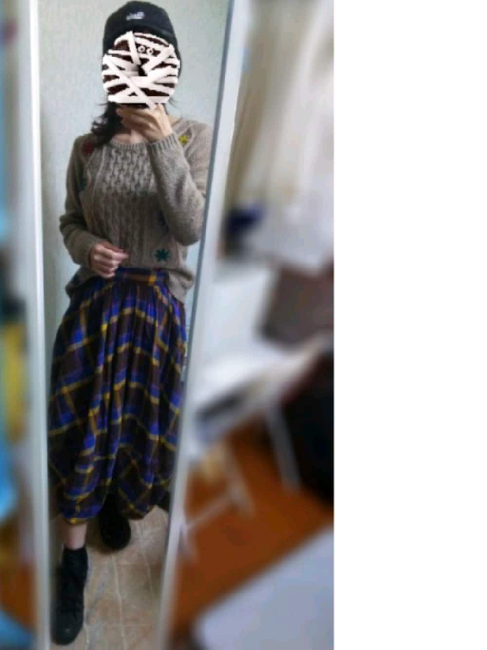 「秋コーデ、スカート、converse、ハイカットスニーカー、ニット、earth music&ecology、キャップ、チェック、今日のコーデ、秋色」｜「earth music&ecologyのアイテム（ニット/セーター、ベージュ系）」を使った、ききさん（レディース・160cm）の秋コーディネートの1枚目の写真
