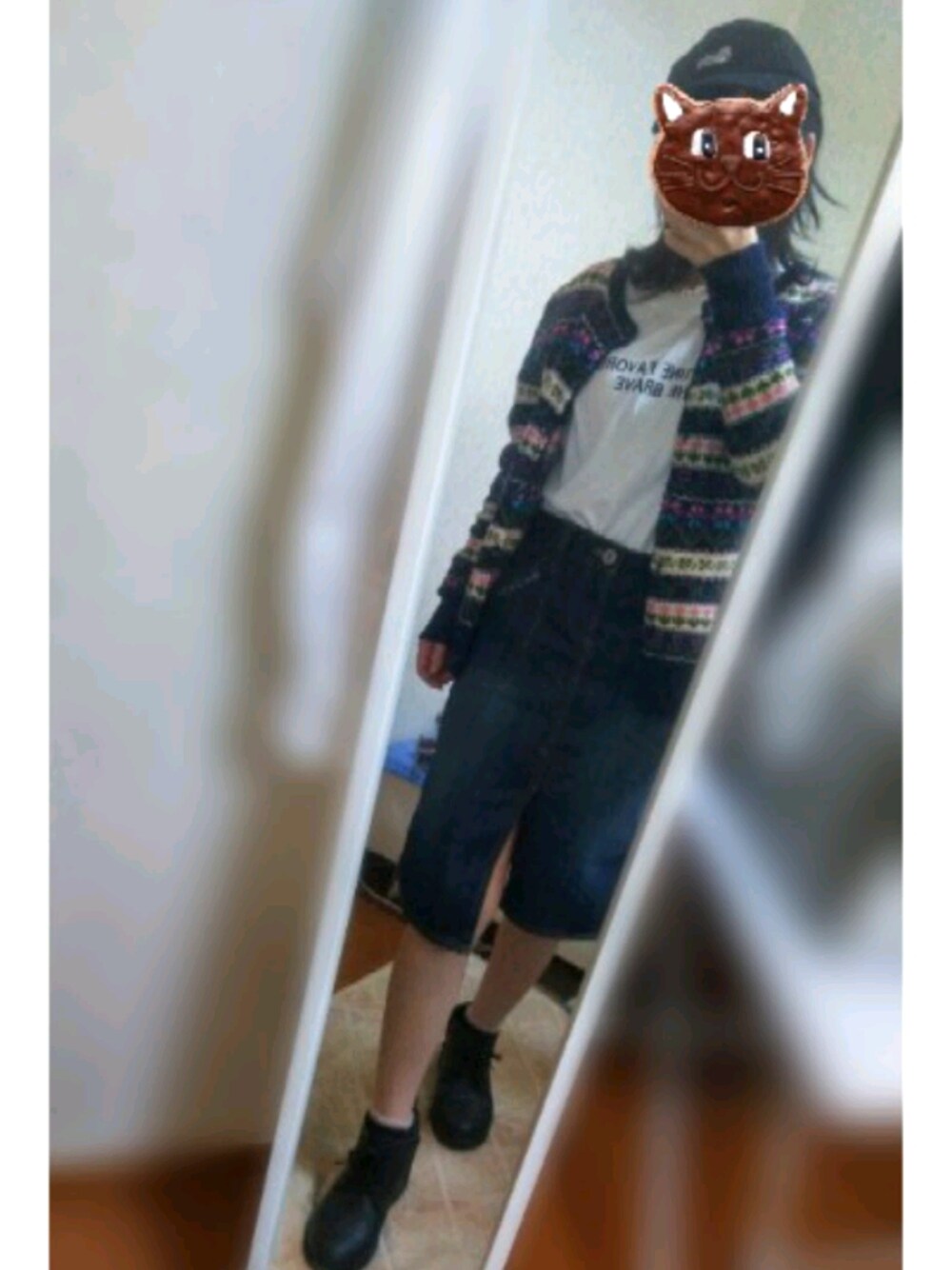 「キャップ、カーディガン、デニムスカート、ショートブーツ×靴下、白Tシャツ、秋冬コーデ、Right-on」｜「Right-onのアイテム（デニムスカート、ブルー系）」を使った、ききさん（レディース・160cm）の秋コーディネートの1枚目の写真