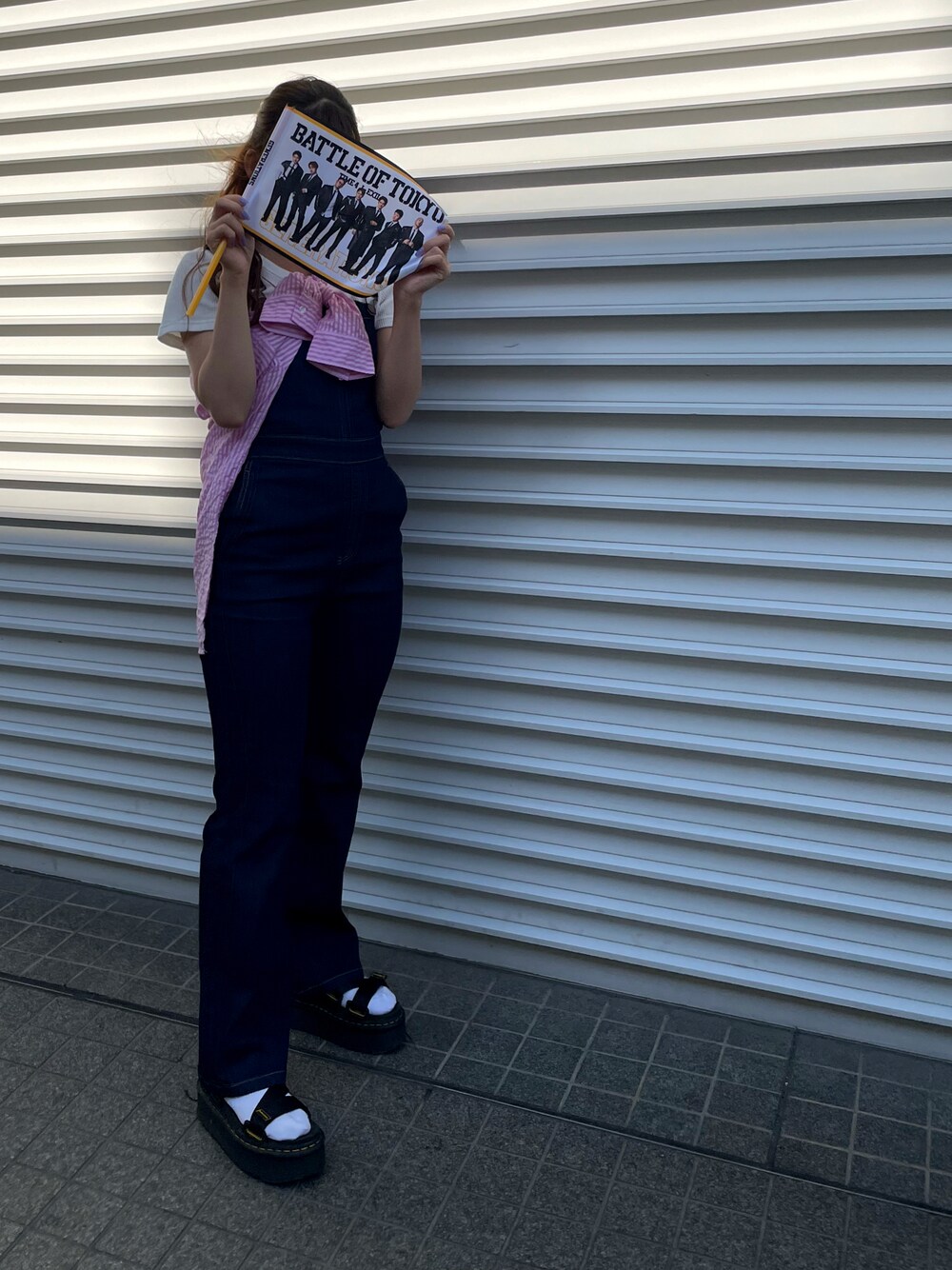 「休日コーデ、夏コーデ、低身長コーデ、オトナカジュアル、ストライプ、ストライプシャツ、Dr.Martens、GU、大学生コーデ、オーバーオール、サロペット、デニムコーデ」｜「Dr. Martensの【Dr.Martens/ドクターマーチン】 KIMBER/QUAD ZEBRILUS KIMBER/ゼブリラスキンバー/プラットフォームサンダル（サンダル、ブラック系）」を使った、iamka0010さん（レディース・154cm）の夏コーディネートの1枚目の写真