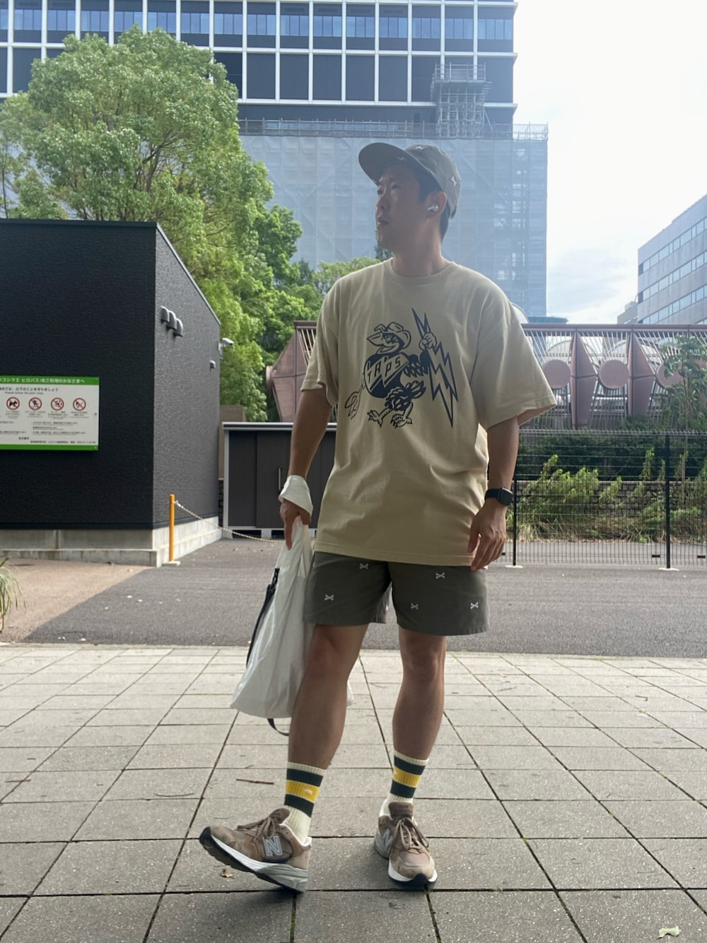 「夏コーデ、大人カジュアル、ゆるコーデ、オーバーサイズ、Tシャツ、お洒落さんとつながりたい、半袖シャツ、ファッションの力を信じよう、ベージュ、シンプル、ストリート、今日のコーデ、40代ファッション」｜「WTAPSのアイテム（Tシャツ/カットソー、ベージュ系）」を使った、en  and outdoor unitさん（メンズ・182cm）の夏コーディネートの1枚目の写真