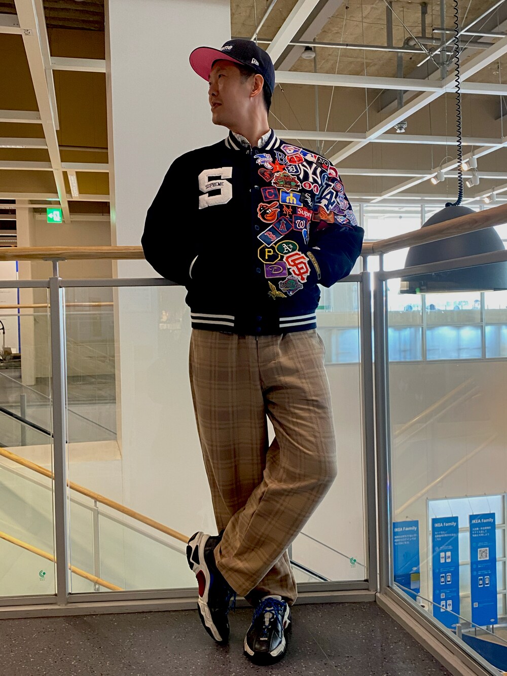 「秋冬コーデ、大人カジュアル、お洒落さんとつながりたい、チェック」｜「Supreme のアイテム（キャップ、ブルー系）」を使った、en  and outdoor unitさん（メンズ・182cm）の秋コーディネートの1枚目の写真