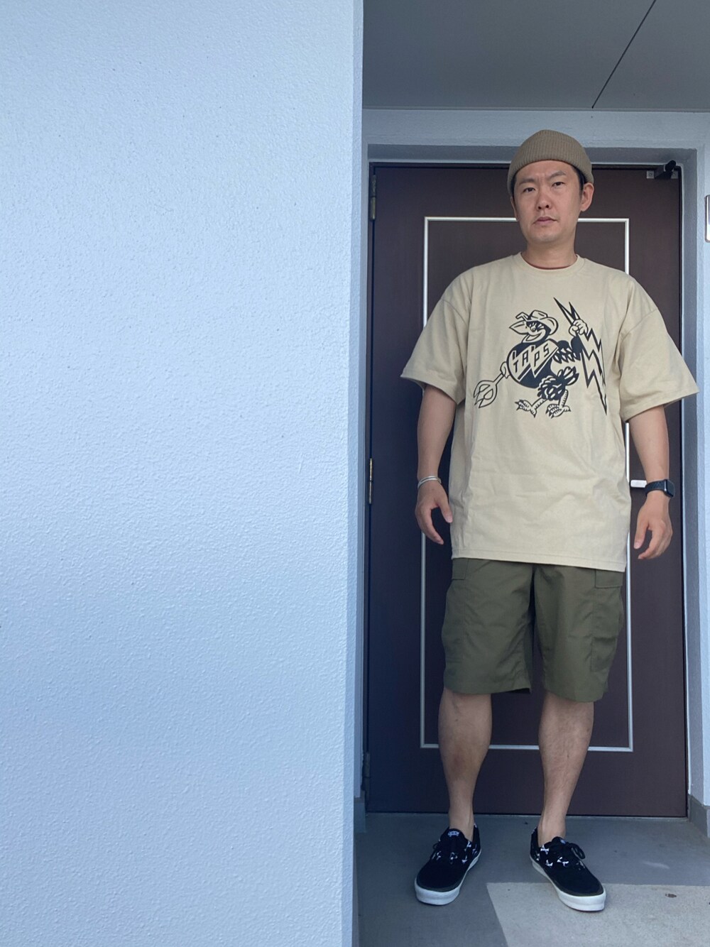 「休日スタイル、ゆるコーデ、シンプル、お洒落さんとつながりたい、Tシャツ、今日のコーデ、カジュアル、キャップ、グリーン、ハーフパンツ、アウトドアスタイル、カーゴパンツ、ビッグT」｜「WTAPSのアイテム（ニットキャップ/ビーニー、ベージュ系）」を使った、en  and outdoor unitさん（メンズ・182cm）の春コーディネートの1枚目の写真