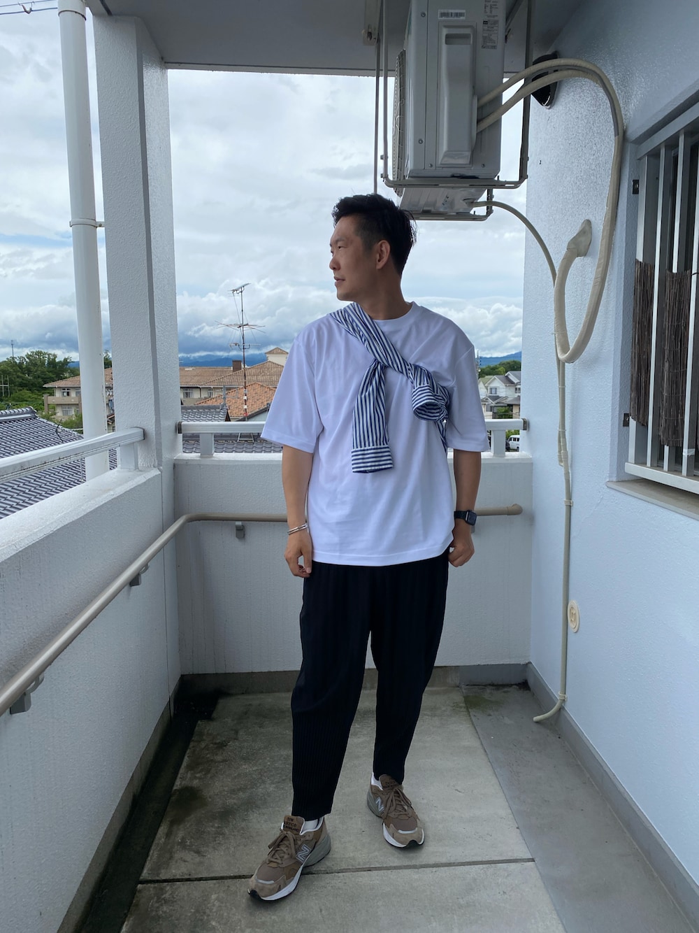 「シンプルスタイル、大人コーデ、休日スタイル、春コーデ、ootd、フォーマル、カジュアル」｜「UNIQLOのアイテム（Tシャツ/カットソー、ホワイト系）」を使った、en  and outdoor unitさん（メンズ・182cm）の春コーディネートの1枚目の写真
