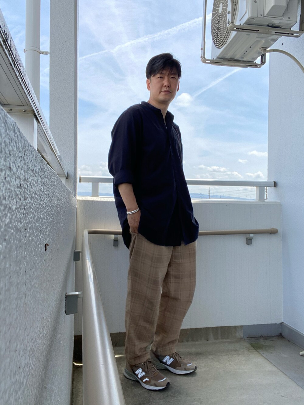 「シンプルコーデ、春、スニーカー、カジュアルコーデ、大人コーデ、おしゃれさんと繋がりたい、ootd、ゆるコーデ、wtaps」｜「COMOLIのアイテム（シャツ/ブラウス、ブラック系）」を使った、en  and outdoor unitさん（メンズ・182cm）の春コーディネートの1枚目の写真
