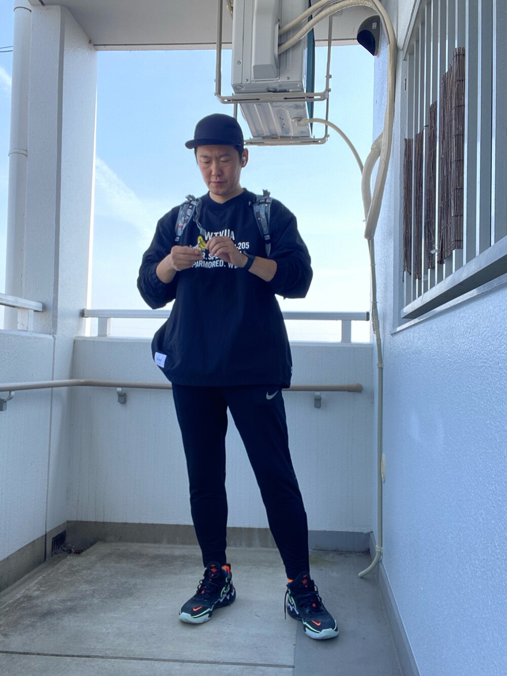 「春、お洒落さんとつながりたい、シンプル、休日スタイル、春コーデ、大人カジュアル、黒コーデ、NIKE」｜「Arpenteurのアイテム（キャップ、ブラック系）」を使った、en  and outdoor unitさん（メンズ・182cm）の春コーディネートの1枚目の写真