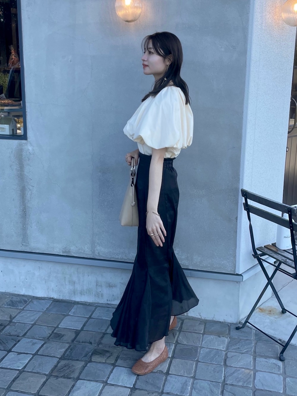 「モノトーン、モノトーンコーデ、レイヤードスタイル、オフショル、韓国ファッション、春服コーデ、お出かけコーデ、淡色コーデ、骨格ナチュラル、高身長女子、プチプラコーデ、ガーリー、サンダル、夏コーデ、マーメイドスカート」｜「Louereのボリュームオフショルブラウス（シャツ/ブラウス、ベージュ系）」を使った、risaさん（骨格ナチュラル・レディース・161cm）の春コーディネートの1枚目の写真