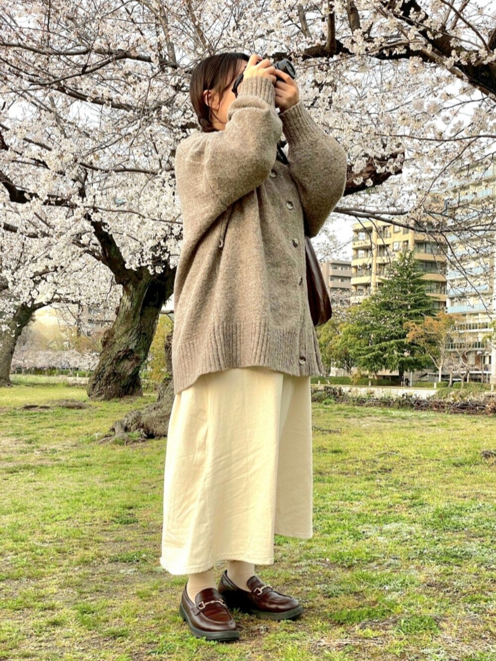「春めき満開コーデ」｜「efillのシャーリング リボン レザー ショルダー バッグ（ハンドバッグ、ブラウン系）」を使った、りさん（レディース・148cm）の春コーディネートの1枚目の写真