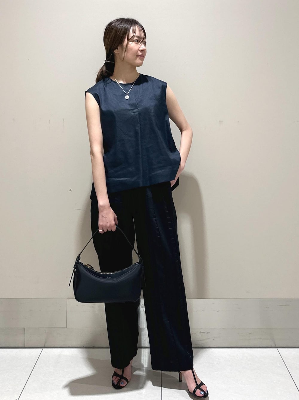 「C BAG、ROPÉ、ÉPOR、ミニバッグ、24SS夏の新作、きれいめカジュアル、大人カジュアル、カジュアル、カットソー、ブラウス、パンツ、サンダル、ヒール、夏」｜「ROPE'の【雑誌掲載】Ariel Sandal（アリエル サンダル）（サンダル、ブラック系）」を使った、うつぎさん（レディース・160cm）の夏コーディネートの1枚目の写真