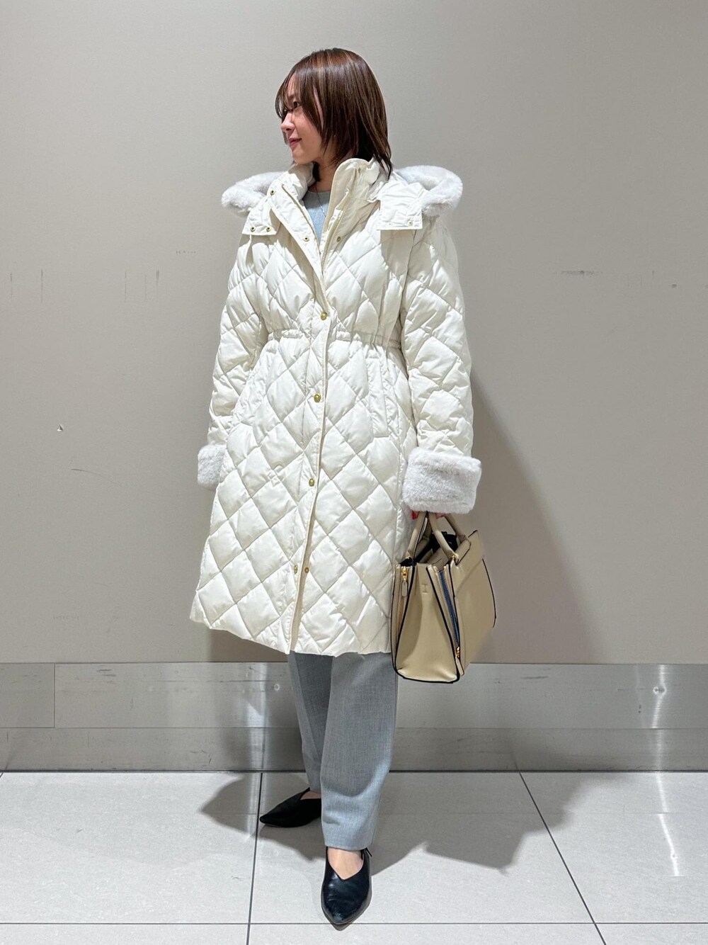 「Winter Coat 2023、ROPÉ、ÉPOR、W BAG、シャツ・ブラウス、カットソー、冬コート、ダウン、パンツ、オフィスカジュアル、きれいめカジュアル、お出かけ、秋、冬、23AW冬の新作」｜「E'PORの【E'POR】W BAG Medium（ハンドバッグ、ベージュ系）」を使った、うつぎさん（レディース・160cm）の冬コーディネートの1枚目の写真