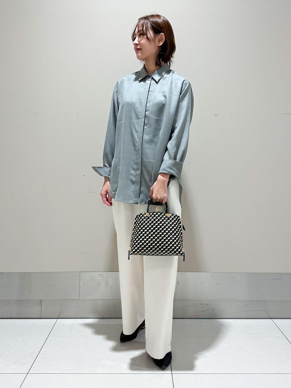 「ROPÉ、ÉPOR、Y BAG、MONOGRAM BAG、シャツ・ブラウス、パンツ、23AW秋の新作、通勤、オフィスカジュアル、お出かけ、大人カジュアル、骨格ナチュラル、イエベ」｜「E'PORの【E'POR】 Y BAG MONOGRAM （YACHT PATTERN）Mini（ショルダーバッグ、ブラック系）」を使った、うつぎさん（レディース・160cm）の秋コーディネートの1枚目の写真