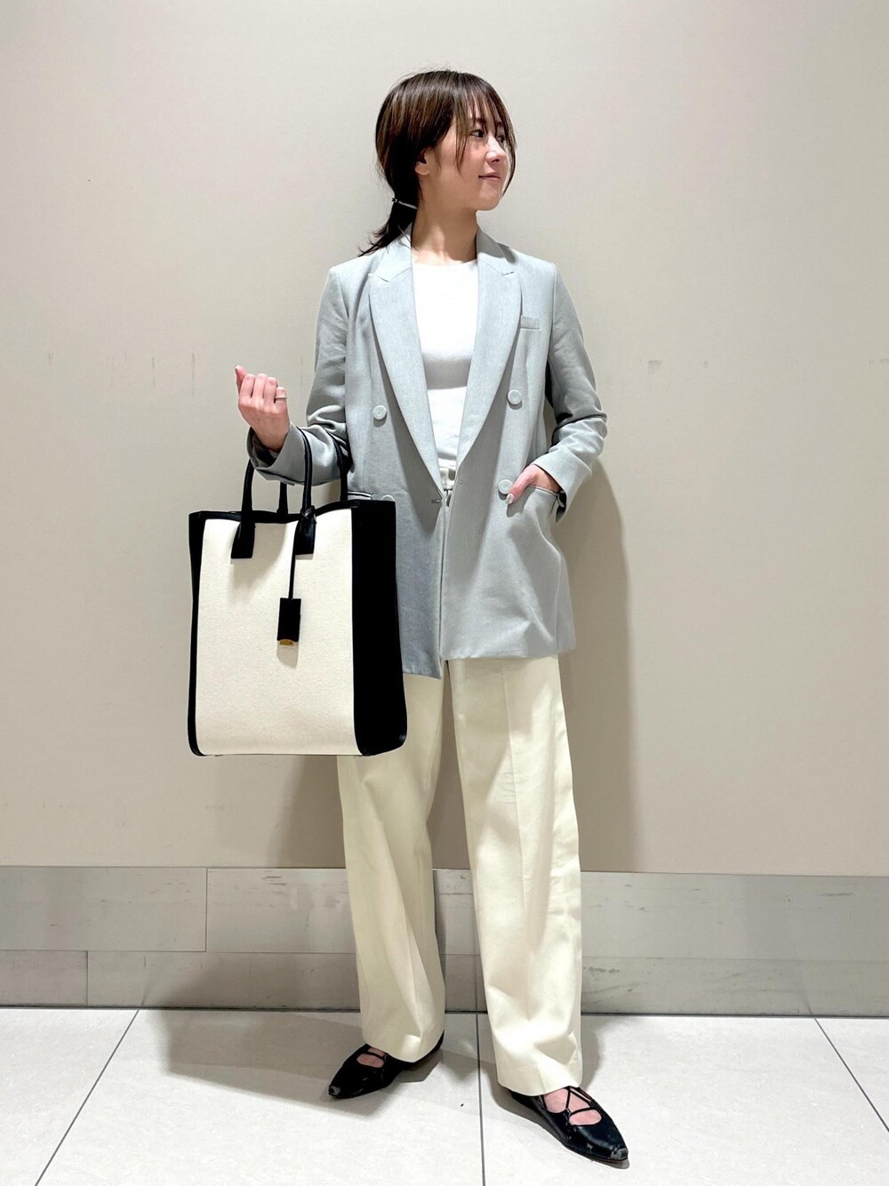 「ジャケット、パンツ、ROPÉ、I BAG、通勤バッグ、24SS春の新作、オフィスカジュアル、きれいめカジュアル、カットソー、体型カバー、春」｜「E'PORの【E'POR】 I BAG（キャンバスコンビ縦型トートバッグ）【A4対応】（トートバッグ、ブラック系）」を使った、うつぎさん（レディース・160cm）の冬コーディネートの1枚目の写真