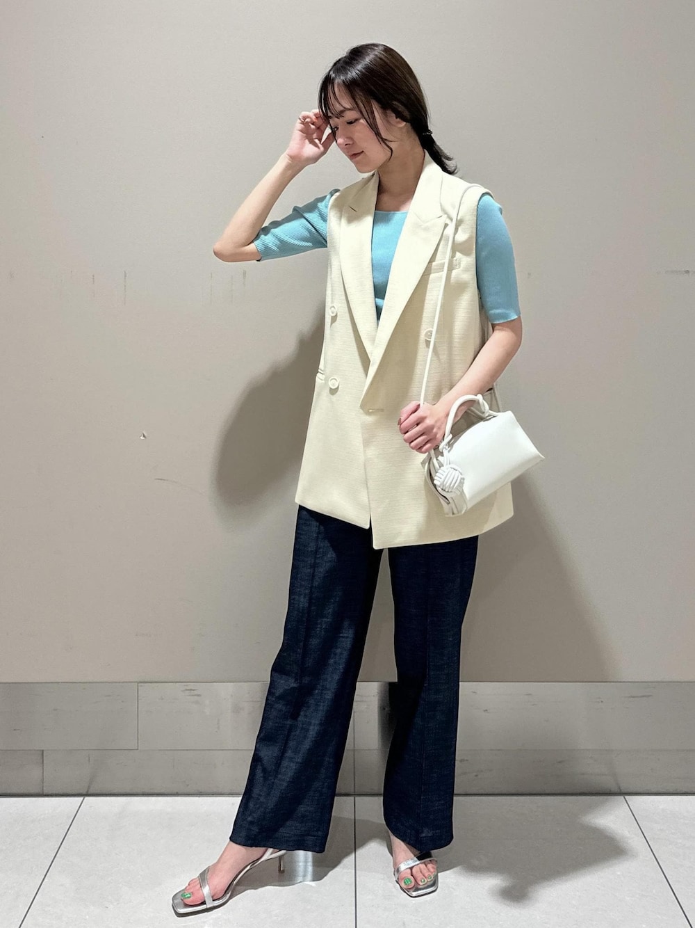 「ショルダーバッグ、ニット、ノースリーブ、Vネック、ベスト、デニム、サンダル、ROPÉ、ミニバッグ、お出かけ、きれいめカジュアル、大人カジュアル、カジュアル、ジレ・ベスト、ウォッシャブル」｜「ROPE'のデニムライクパンツ（デニムパンツ、ブルー系）」を使った、うつぎさん（レディース・160cm）の春コーディネートの1枚目の写真