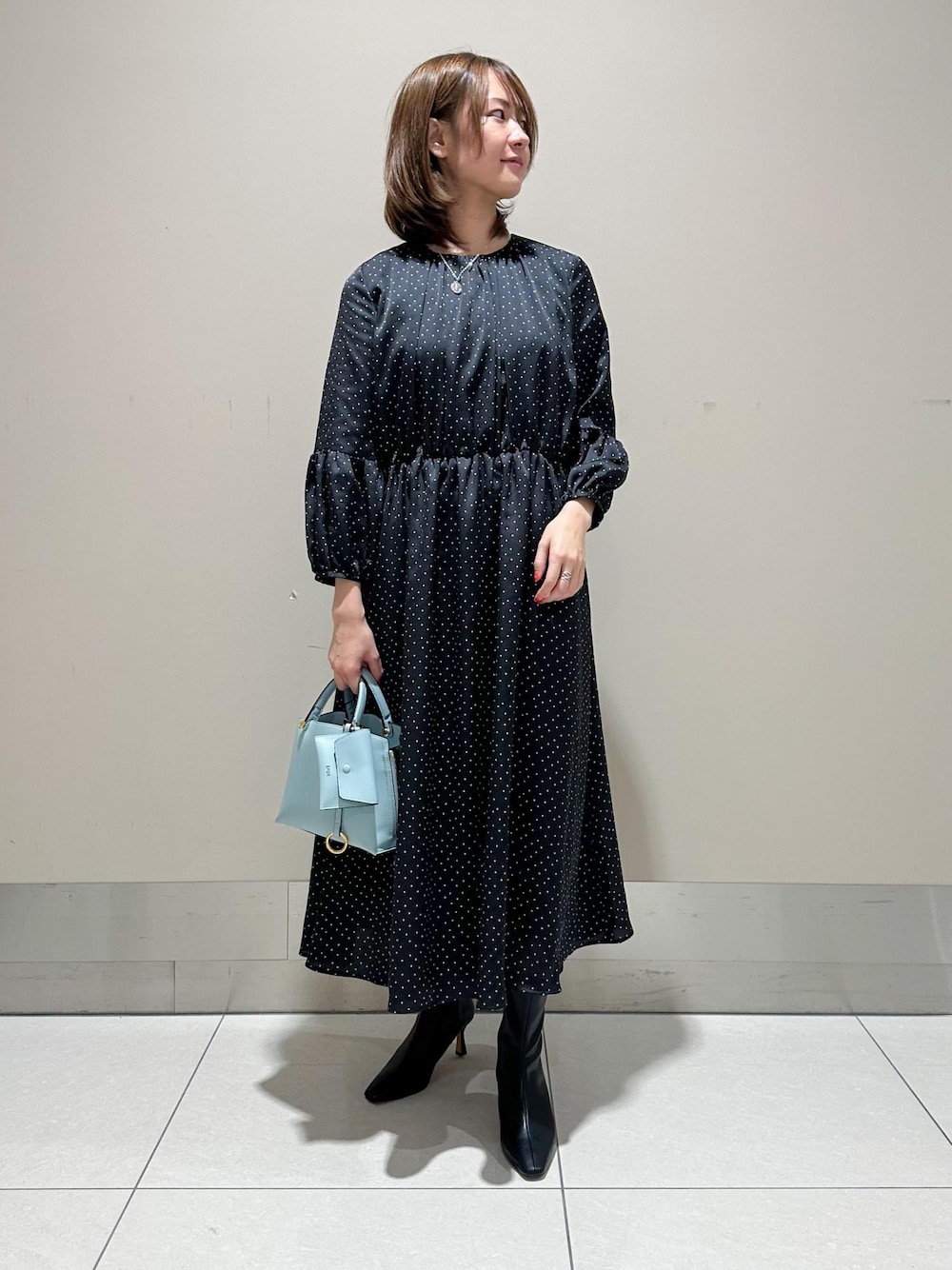 「SNaPMeAward23w、三尋木さんコラボ_winter、ROPÉ、ÉPOR、Y BAG、ワンピース、ブーツ、きれいめカジュアル、お出かけ、大人カジュアル、秋、冬、23AW秋の新作、23AW冬の新作、体型カバー」｜「E'PORの【新色追加】【E'POR】 Y BAG Mini（サイドジップミニショルダーバッグ）【雑誌掲載】（ハンドバッグ、ブルー系）」を使った、うつぎさん（レディース・160cm）の冬コーディネートの1枚目の写真