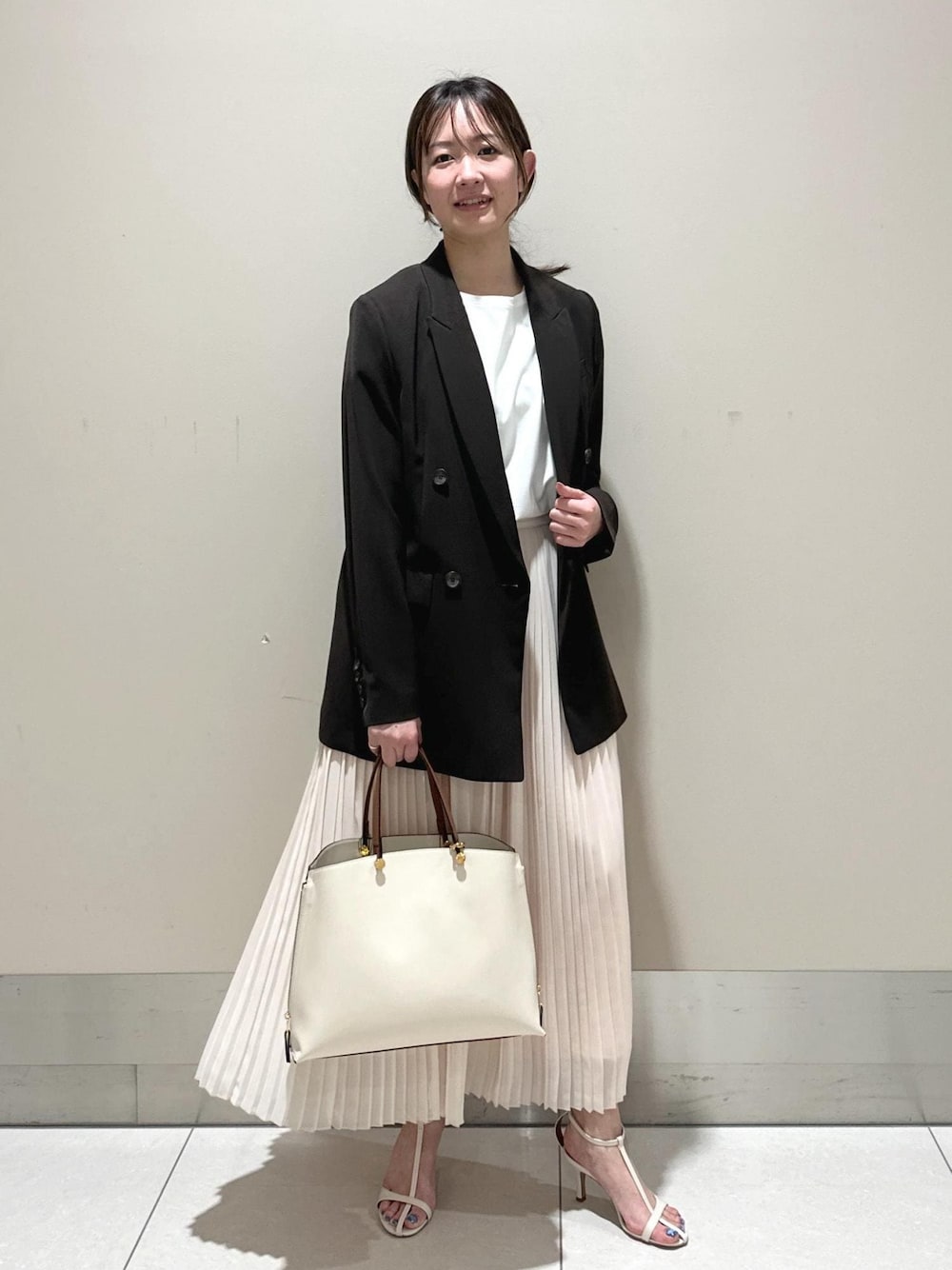 「ROPÉ、Y BAG、通勤バッグ、24SS春の新作、24SS夏の新作、オフィスカジュアル、お出かけ、きれいめカジュアル、ジャケット、カットソー、Tシャツ、スカート、サンダル、ヒール、春」｜「E'PORの【新色追加】【E'POR】Y BAG Medium（ハンドバッグ、ホワイト系）」を使った、うつぎさん（レディース・160cm）の春コーディネートの1枚目の写真