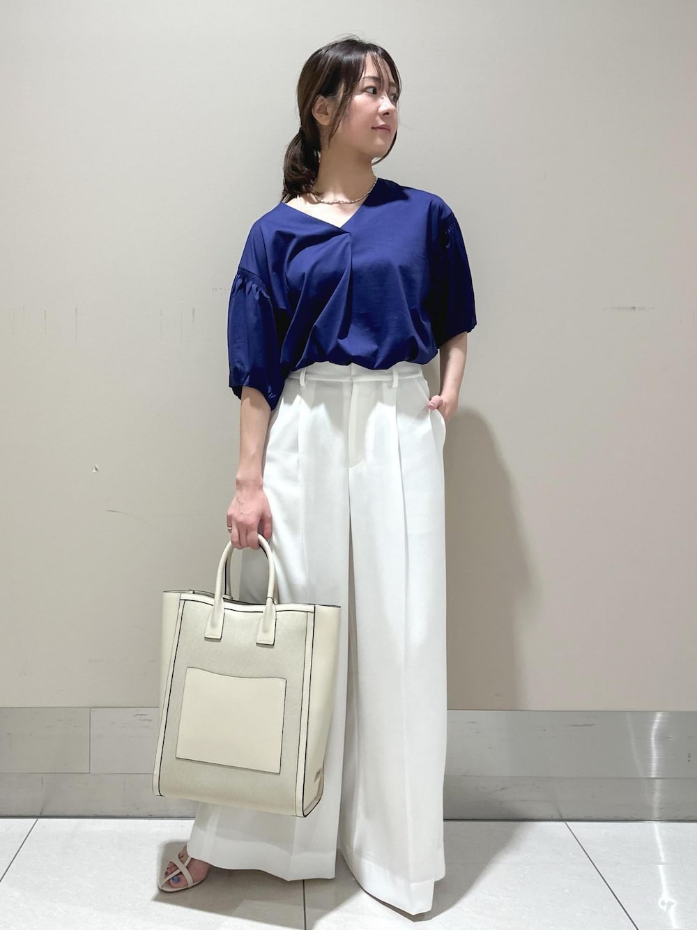 「ROPÉ、ÉPOR、I BAG、A4、24SS夏の新作、オフィスカジュアル、きれいめカジュアル、大人カジュアル、きれいめ、カットソー、Tシャツ、パンツ、ワイドパンツ、サンダル、ヒール」｜「E'PORの【E'POR】 I BAG（キャンバスコンビ縦型トートバッグ）【A4対応】（トートバッグ、ベージュ系）」を使った、うつぎさん（レディース・160cm）の春コーディネートの1枚目の写真