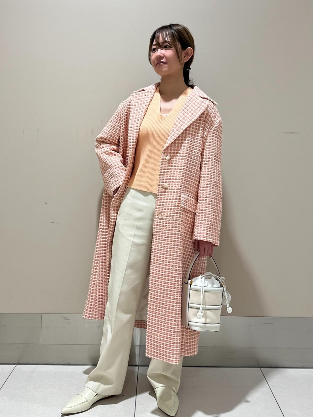 「ニット、パンツ、ROPÉ、24SS春の新作、きれいめカジュアル、お出かけ、大人カジュアル、カジュアル、春アウター、ローファー、春」｜「ROPE'のAnna Canvas Bag （アンナ キャンバス バッグ）【ポーチ付き】（ハンドバッグ、ホワイト系）」を使った、うつぎさん（レディース・160cm）の冬コーディネートの1枚目の写真