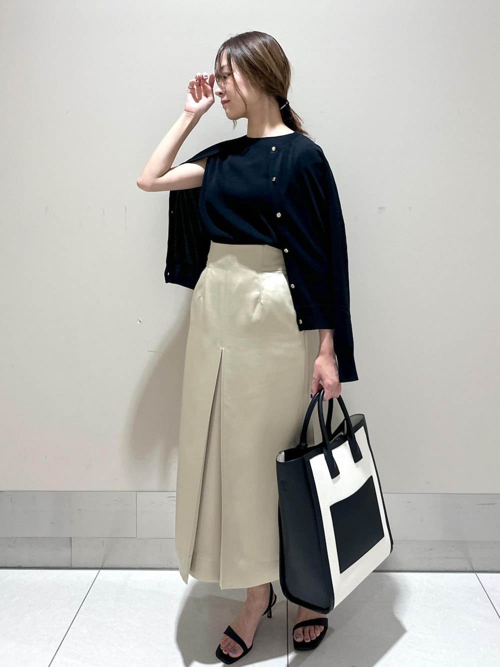 「I BAG、A4、通勤バッグ、24SS春の新作、24SS夏の新作、お出かけ、きれいめカジュアル、きれいめ、ニット、ヒール、接触冷感、洗える、ウォッシャブル、夏、ROPÉ」｜「E'PORの【E'POR】 I BAG（キャンバスコンビ縦型トートバッグ）【A4対応】（トートバッグ、ブラック系）」を使った、うつぎさん（レディース・160cm）の夏コーディネートの1枚目の写真