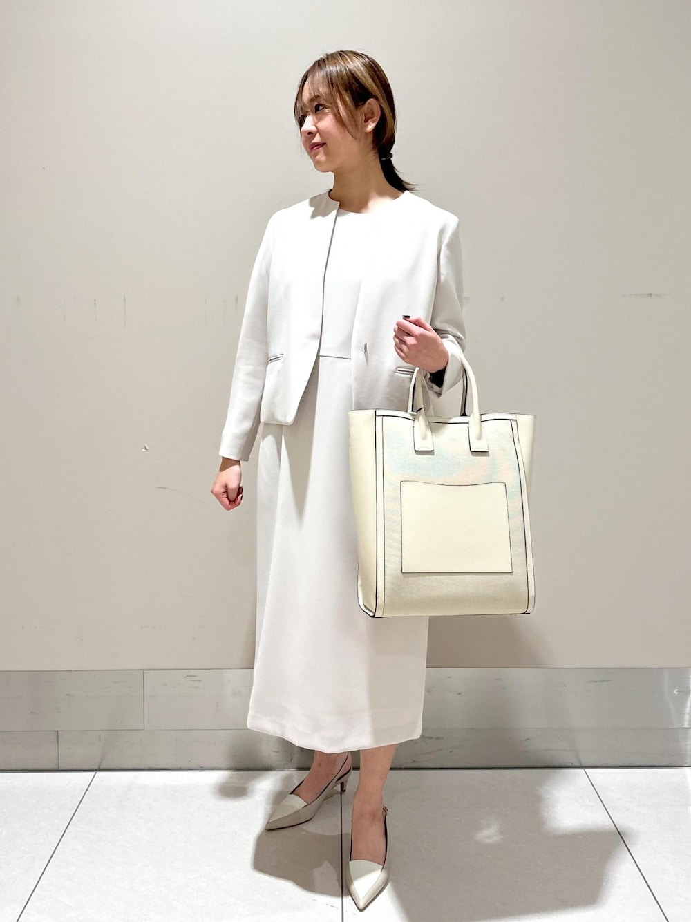 「ワンピース、パンプス、ROPÉ、ÉPOR、I BAG、A4、通勤バッグ、24SS春の新作、セレモニー、入卒園、通勤、オケージョン、スーツ、セットアップ、ジャケット」｜「E'PORの【E'POR】 I BAG（キャンバスコンビ縦型トートバッグ）【A4対応】（トートバッグ、ベージュ系）」を使った、うつぎさん（レディース・160cm）の冬コーディネートの1枚目の写真