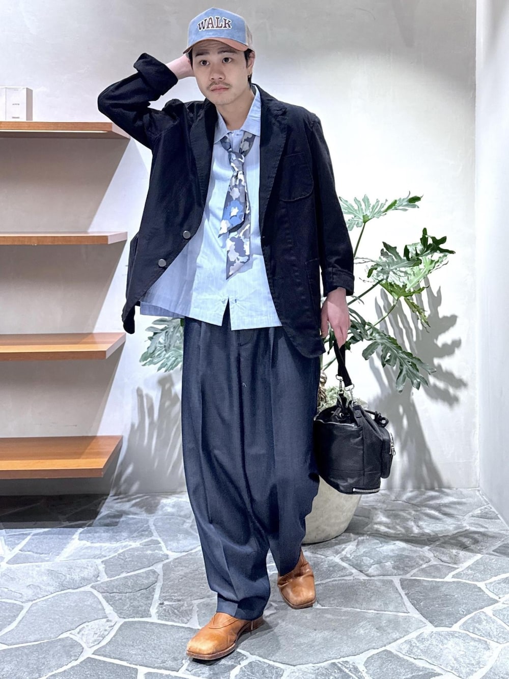 「ascot tie、初春コーデ、春コーデ、デートコーデ、お出かけコーデ、旅行コーデ、モード、ストリート、大人カジュアル、レイヤード、パンツスタイル、ADAM ET ROPÉ、ウェーブ、イエベ秋、ノーマル」｜「ADAM ET ROPE'のヘリンボーンツイル ワークブレザー / ロングシーズン着用可能（テーラードジャケット、ブルー系）」を使った、Ryu Miyazakiさん（メンズ・167cm）の春コーディネートの1枚目の写真