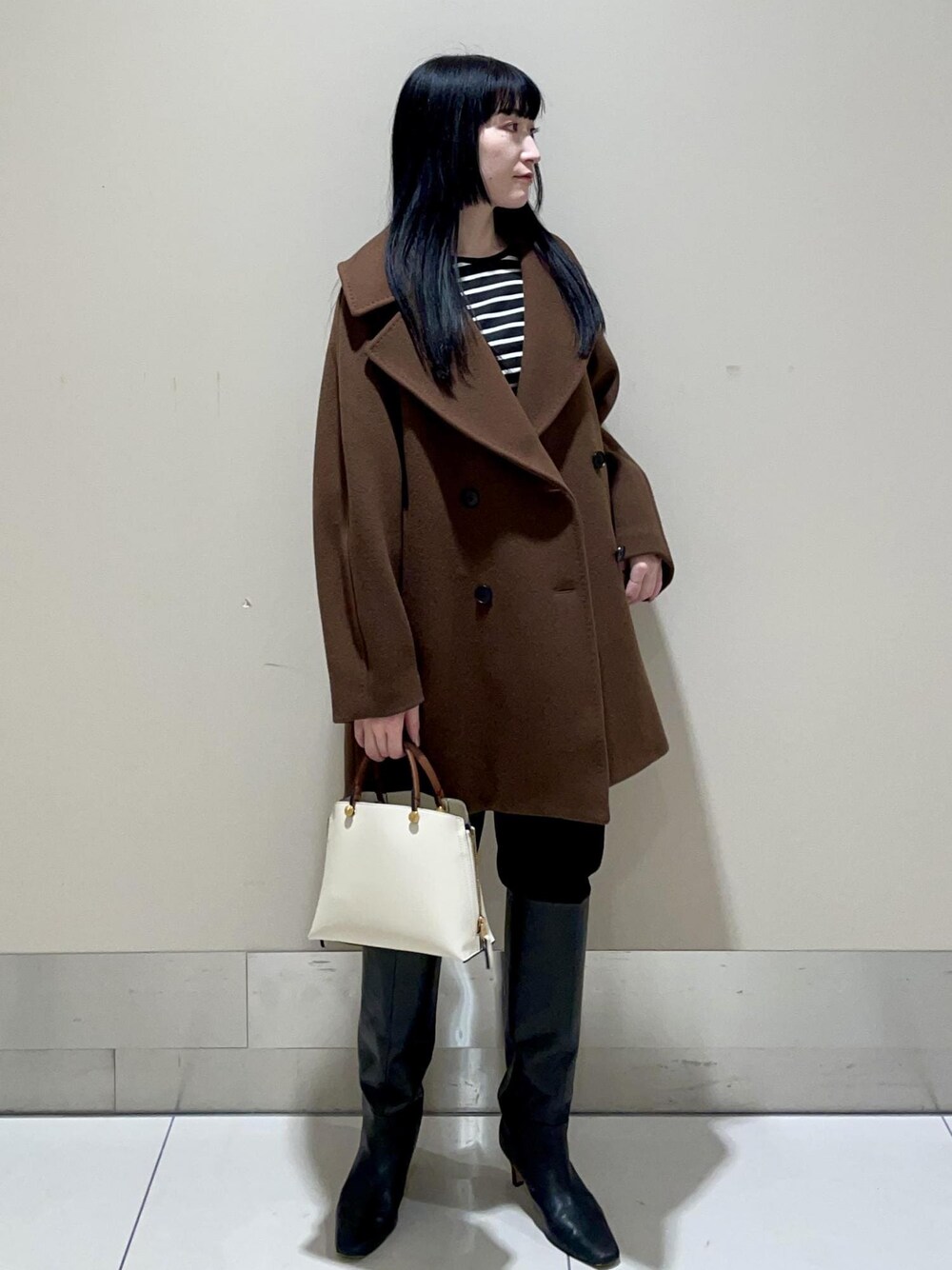 「Winter Coat 2023、コート、ブーツ、ヒール、ロングブーツ、Knit 2023、ROPÉ、ÉPOR、Y BAG、カットソー、Tシャツ、冬コート、パンツ、通勤、オフィスカジュアル」｜「E'PORの【新色追加】【E'POR】 Y BAG Mini（サイドジップミニショルダーバッグ）（ハンドバッグ、ホワイト系）」を使った、mm＊さん（レディース・161cm）の秋コーディネートの1枚目の写真
